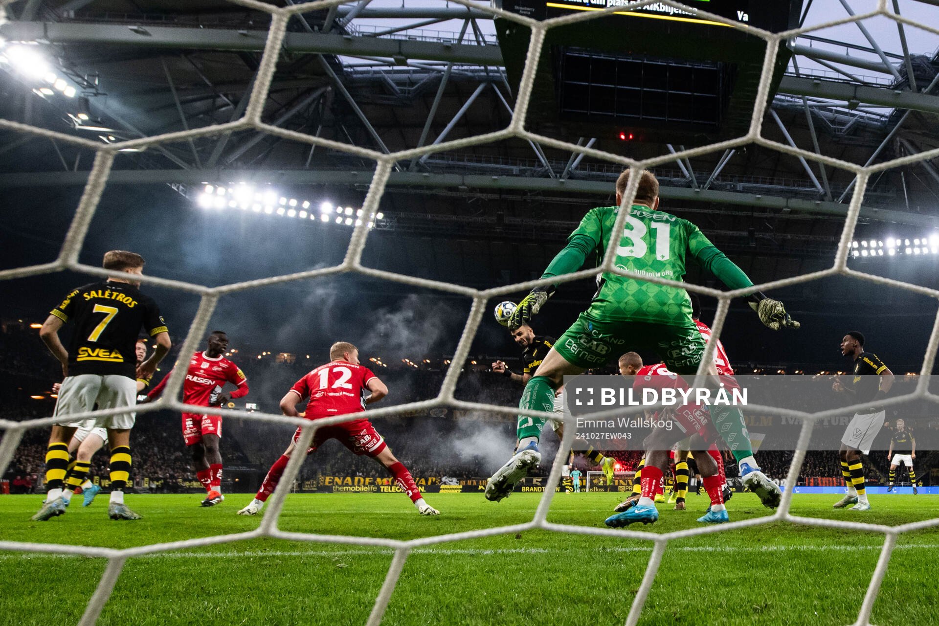 AIKs Ioannis Pittas gör 1-0 bakom Elfsborgs målvakt Isak