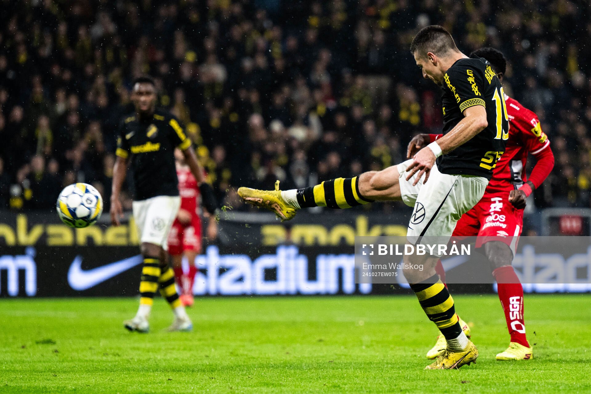 AIKs Dino Besirovic för 2-0 under fotbollsmatchen i Allsvenskan mellan AIK och Elfsborg den 27 oktober 2024 i Stockholm. 
