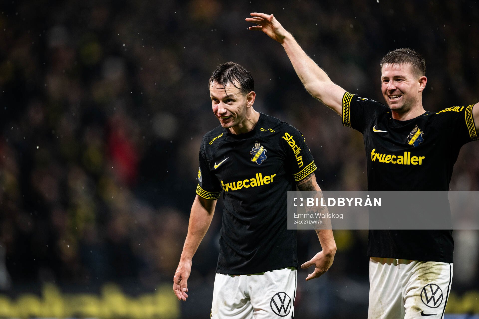 AIKs Bersant Celina och Mads Døhr Thychosen jublar
