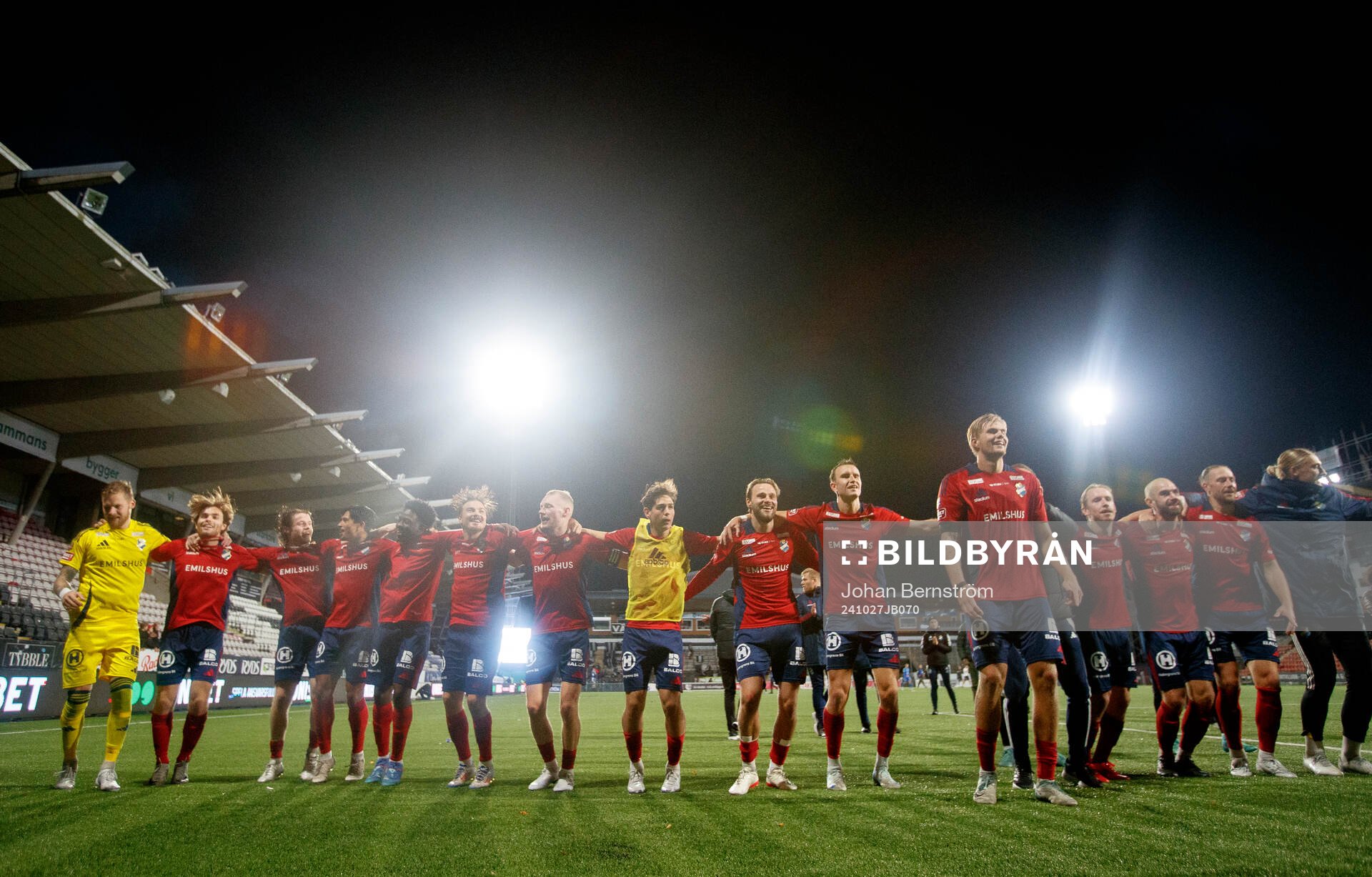 Östers spelarna jublar