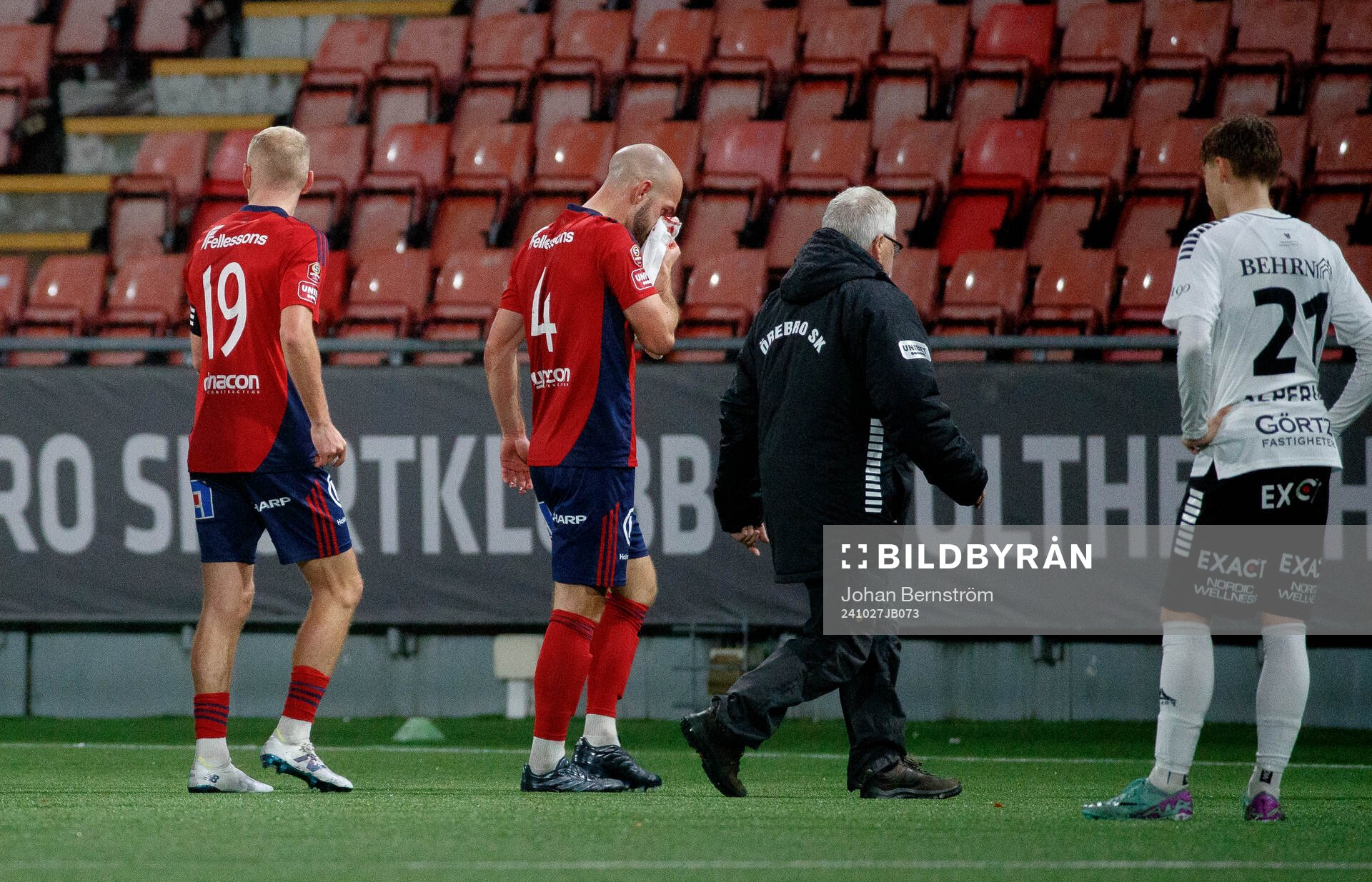 Östers Sebastian Hedlund lämnar planen blodig