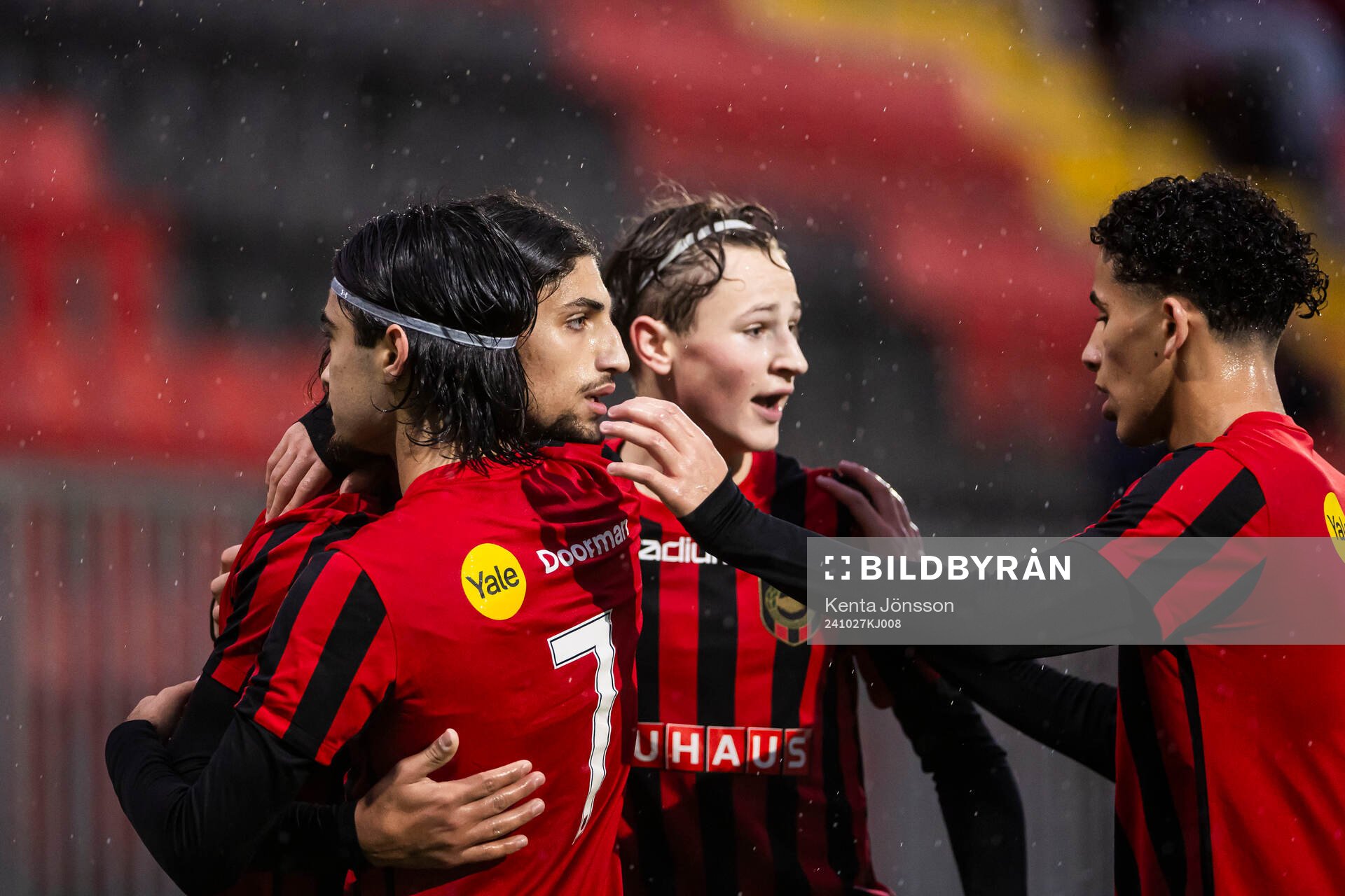 Brommapojkarnas David Isso jublar med lagkamrater efter 1-1 under fotbollsmatchen i P17 Allsvenskan A-slutspel mellan Brommapojkarna och Djurgården den 27 oktober 2024 i Stockholm.