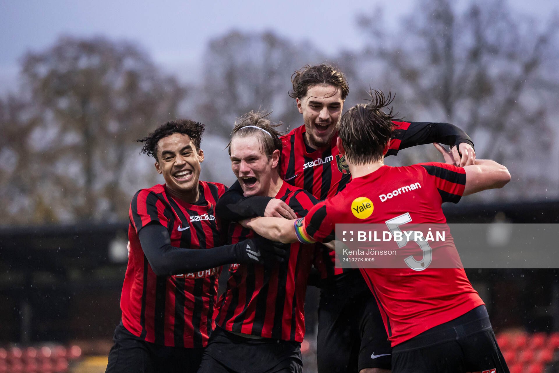 Brommapojkarnas Jonas El Mallah, Jacob Ringqvist, Leart Krasniqi och Edgar Backteman jublar efter 2-1 under fotbollsmatchen i P17 Allsvenskan A-slutspel mellan Brommapojkarna och Djurgården den 27 oktober 2024 i Stockholm. 
