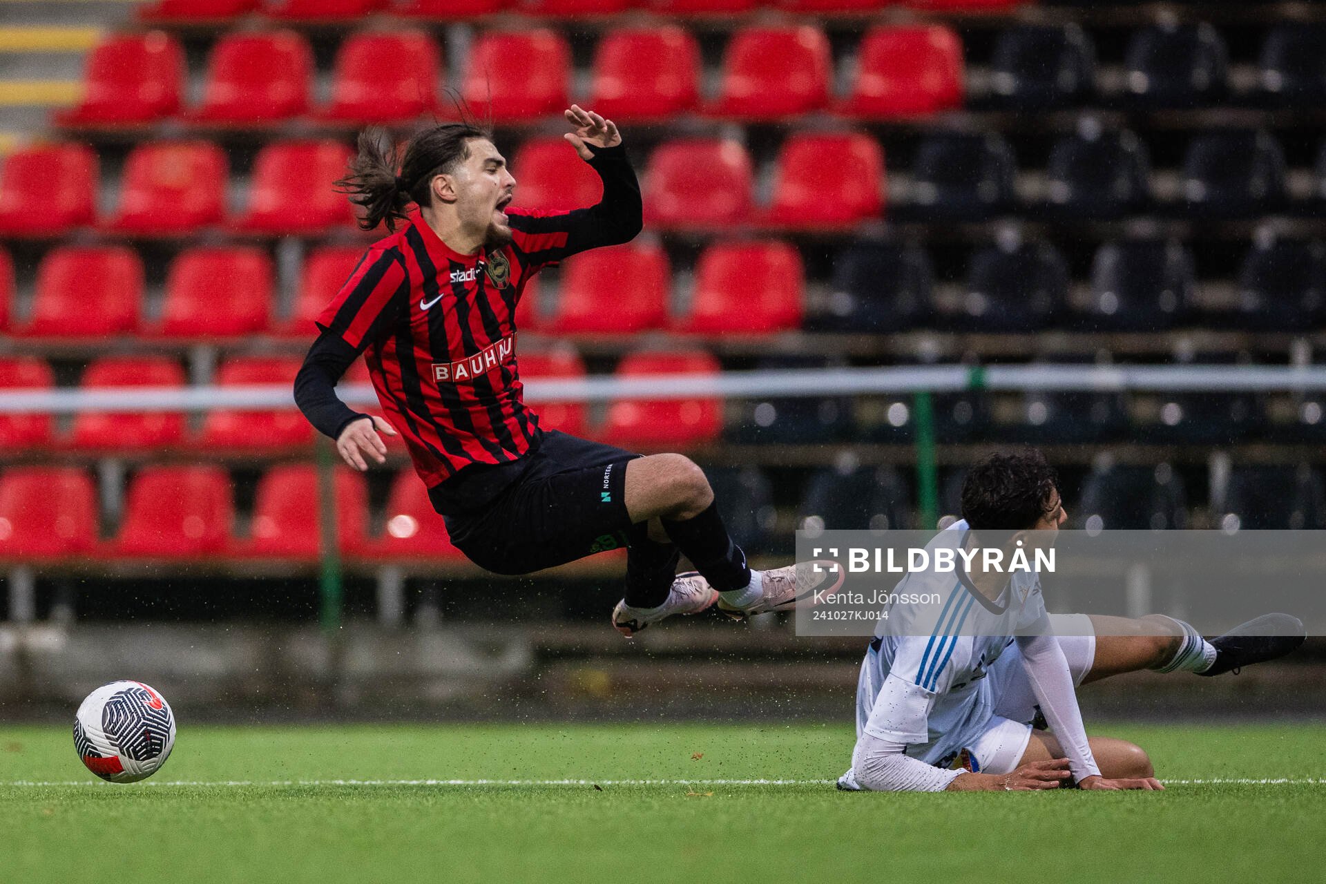 Brommapojkarnas Leart Krasniqi och Djurgårdens Adam Chrifi under fotbollsmatchen i P17 Allsvenskan A-slutspel mellan Brommapojkarna och Djurgården den 27 oktober 2024 i Stockholm.
