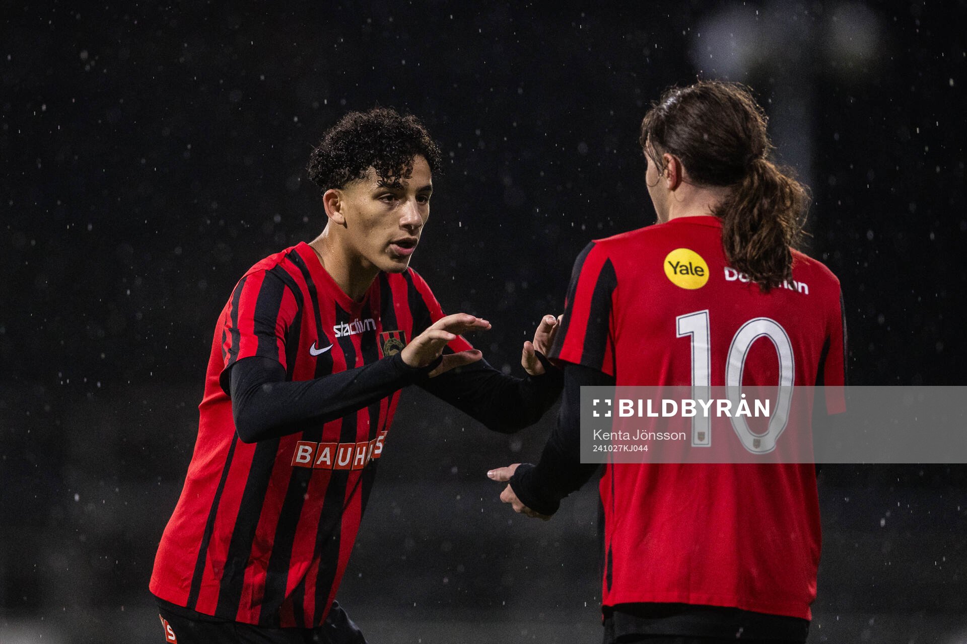 Brommapojkarnas Jonas El Mallah jublar med Leart Krasniqi efter 4-4 av Sion Oppong (ej i bild) under fotbollsmatchen i P17 Allsvenskan A-slutspel mellan Brommapojkarna och Djurgården den 27 oktober 2024 i Stockholm.