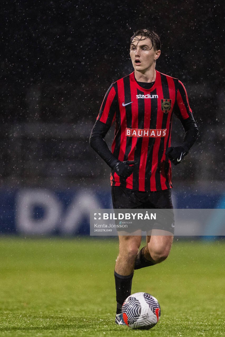 Brommapojkarnas Max Vogele under fotbollsmatchen i P17 Allsvenskan A-slutspel mellan Brommapojkarna och Djurgården den 27 oktober 2024 i Stockholm.
