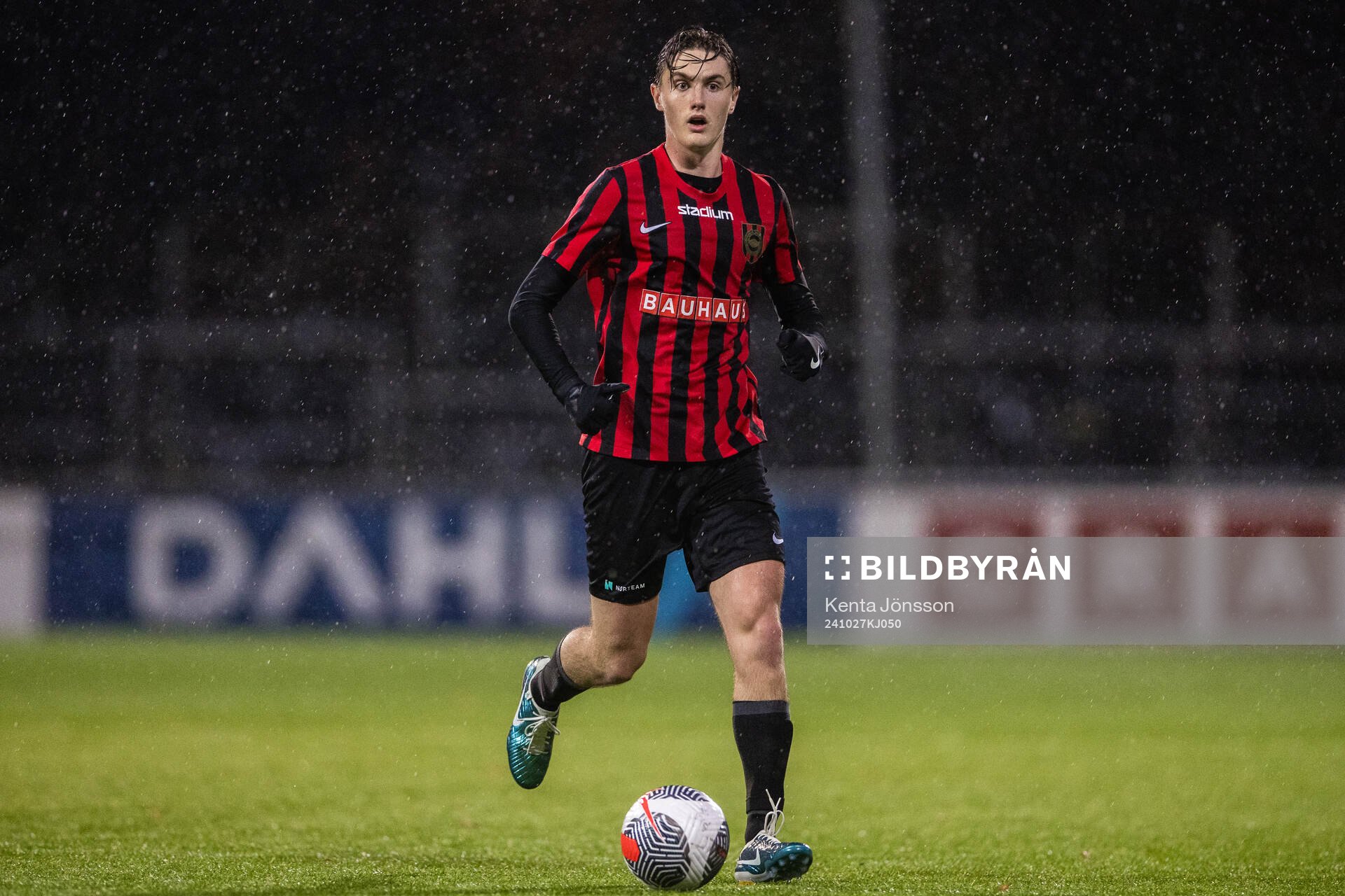 Brommapojkarnas Max Vogele under fotbollsmatchen i P17 Allsvenskan A-slutspel mellan Brommapojkarna och Djurgården den 27 oktober 2024 i Stockholm.