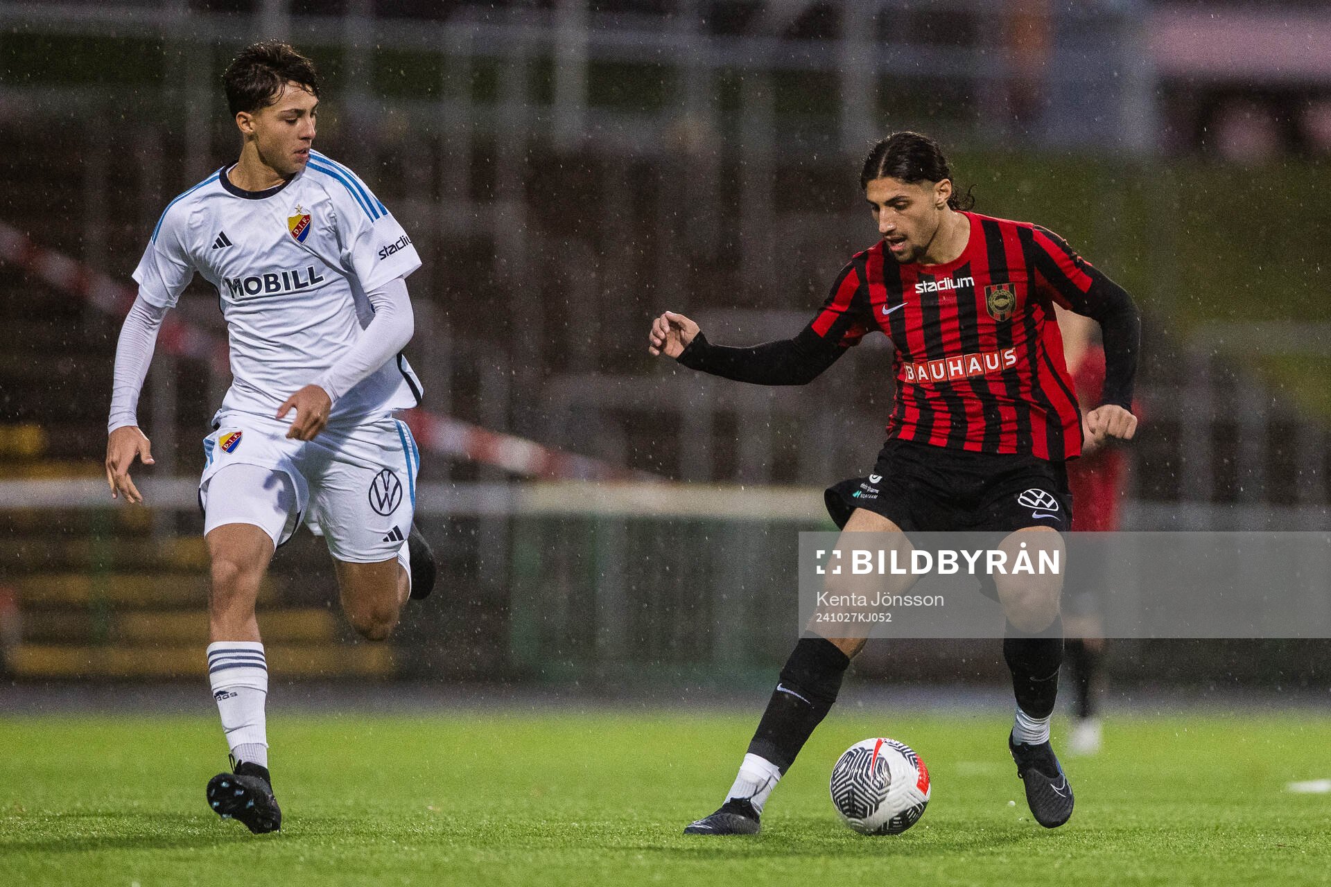 Djurgårdens Adam Chrifi och Brommapojkarnas David Isso under fotbollsmatchen i P17 Allsvenskan A-slutspel mellan Brommapojkarna och Djurgården den 27 oktober 2024 i Stockholm.