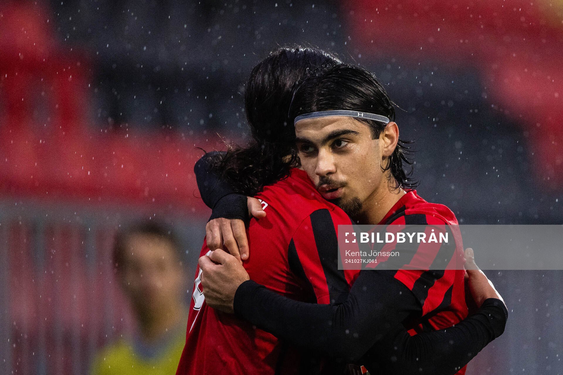 Brommapojkarnas Muhammed Hamza Korkmaz (h) jublar med David Isso (v) efter 2-1 under fotbollsmatchen i P17 Allsvenskan A-slutspel mellan Brommapojkarna och Djurgården den 27 oktober 2024 i Stockholm.