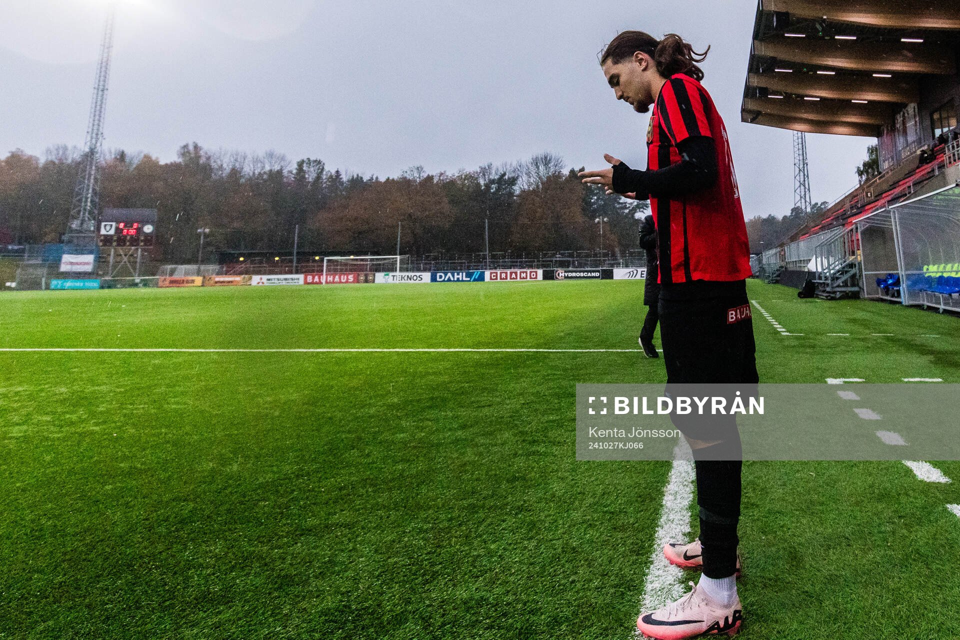 Brommapojkarnas Leart Krasniqi inför fotbollsmatchen i P17 Allsvenskan A-slutspel mellan Brommapojkarna och Djurgården den 27 oktober 2024 i Stockholm.