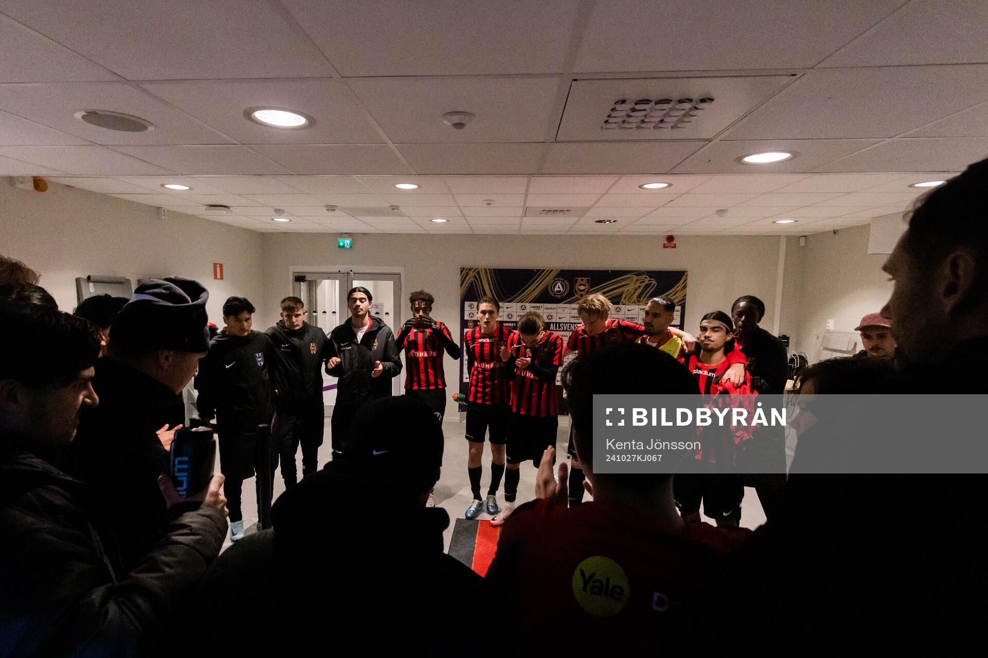 Brommapojkarnas spelare samlas i en ring inför fotbollsmatchen i P17 Allsvenskan A-slutspel mellan Brommapojkarna och Djurgården den 27 oktober 2024 i Stockholm.