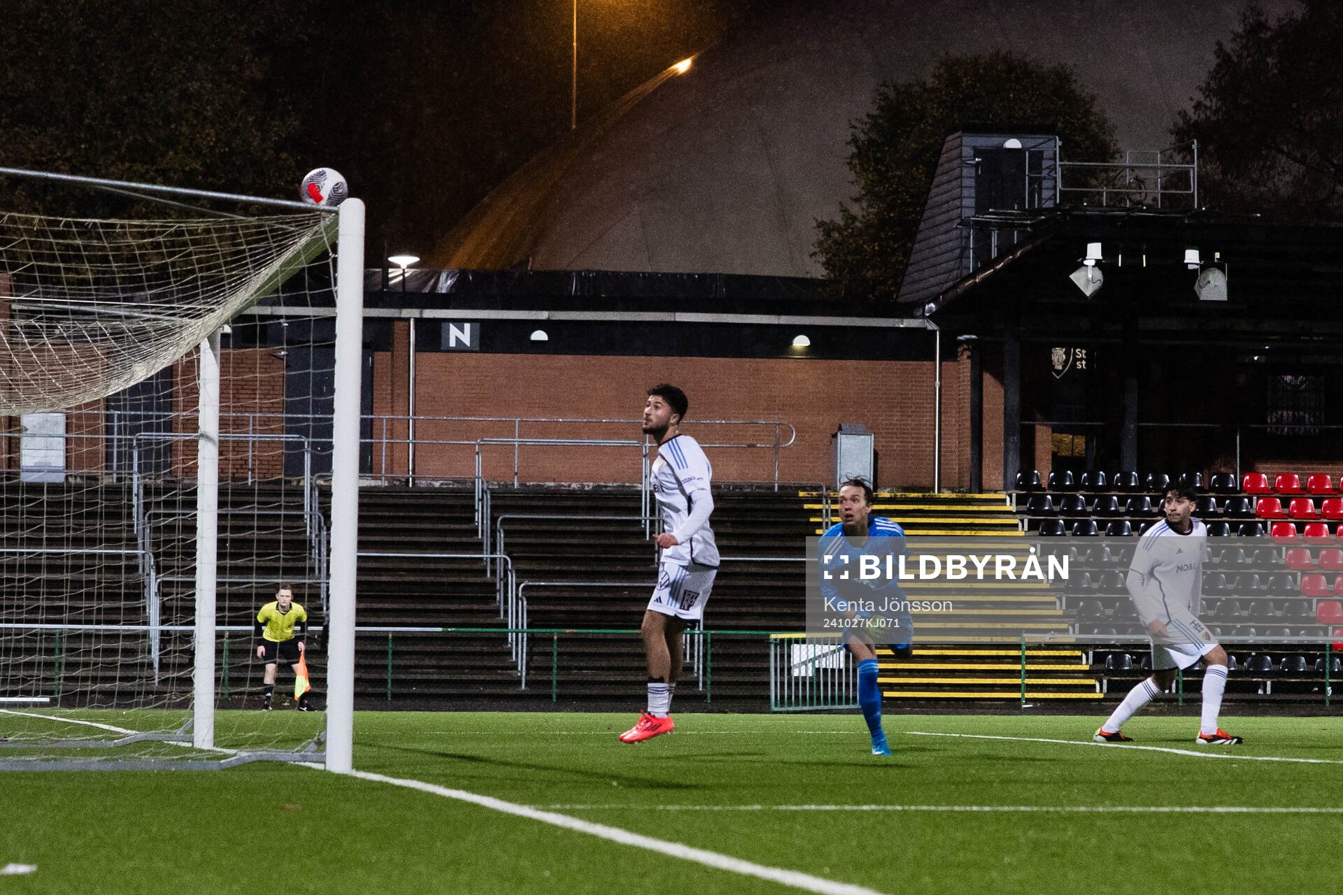 Brommapojkarna med ett skott i ribban under fotbollsmatchen i P17 Allsvenskan A-slutspel mellan Brommapojkarna och Djurgården den 27 oktober 2024 i Stockholm.