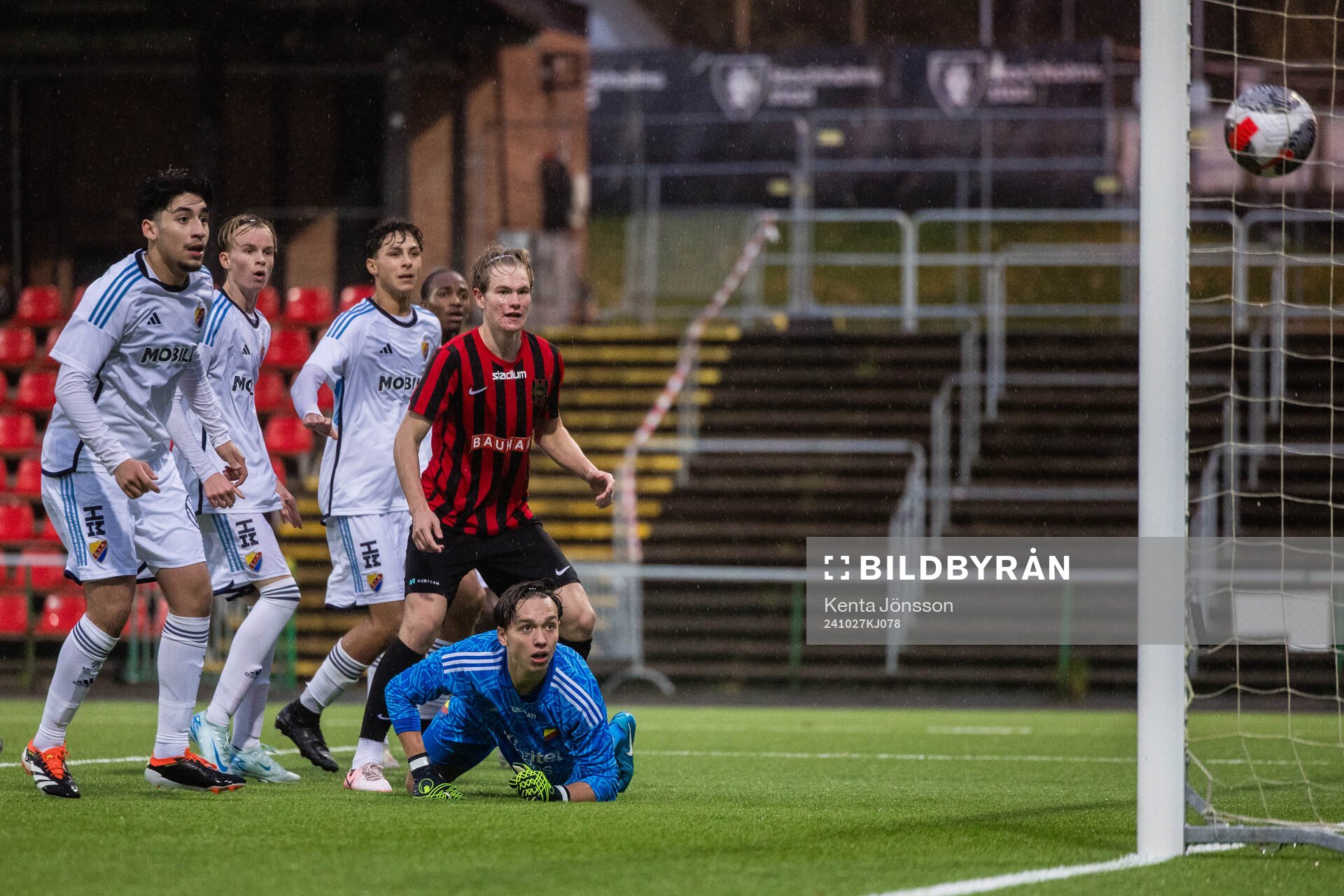 Brommapojkarnas Jacob Ringqvist gör 2-1 bakom Djurgårdens
