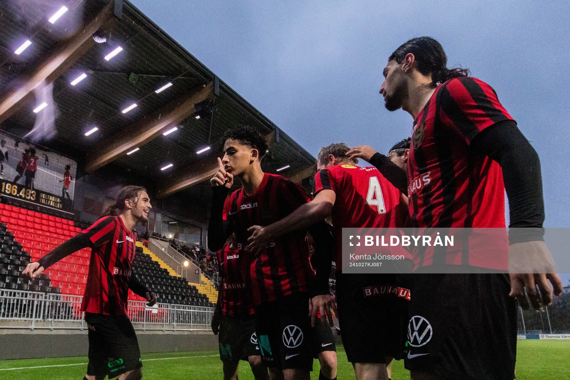 Brommapojkarnas Jonas El Mallahj (m) jublar med Leart Krasniqi, Jacob Ringqvist och David Isso efter 3-1 under fotbollsmatchen i P17 Allsvenskan A-slutspel mellan Brommapojkarna och Djurgården den 27 oktober 2024 i Stockholm.
