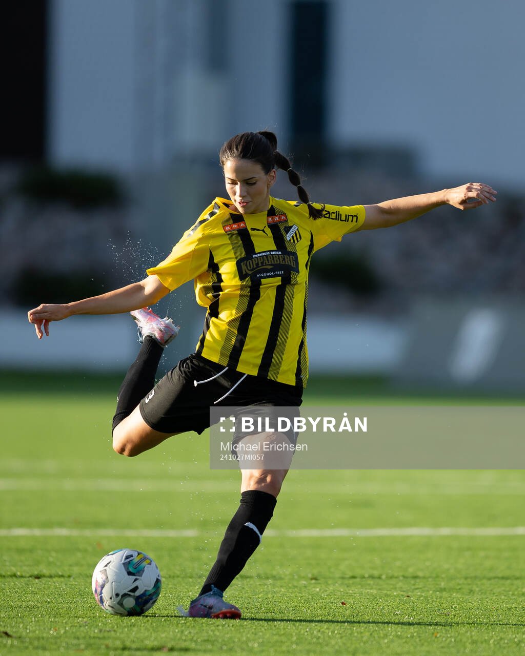 Häckens Andrea Simonovic skjuter 6-0 under fotbollsmatchen i Division 1 södra mellan Häcken och Rössö den 27 oktober 2024 i Göteborg. 

