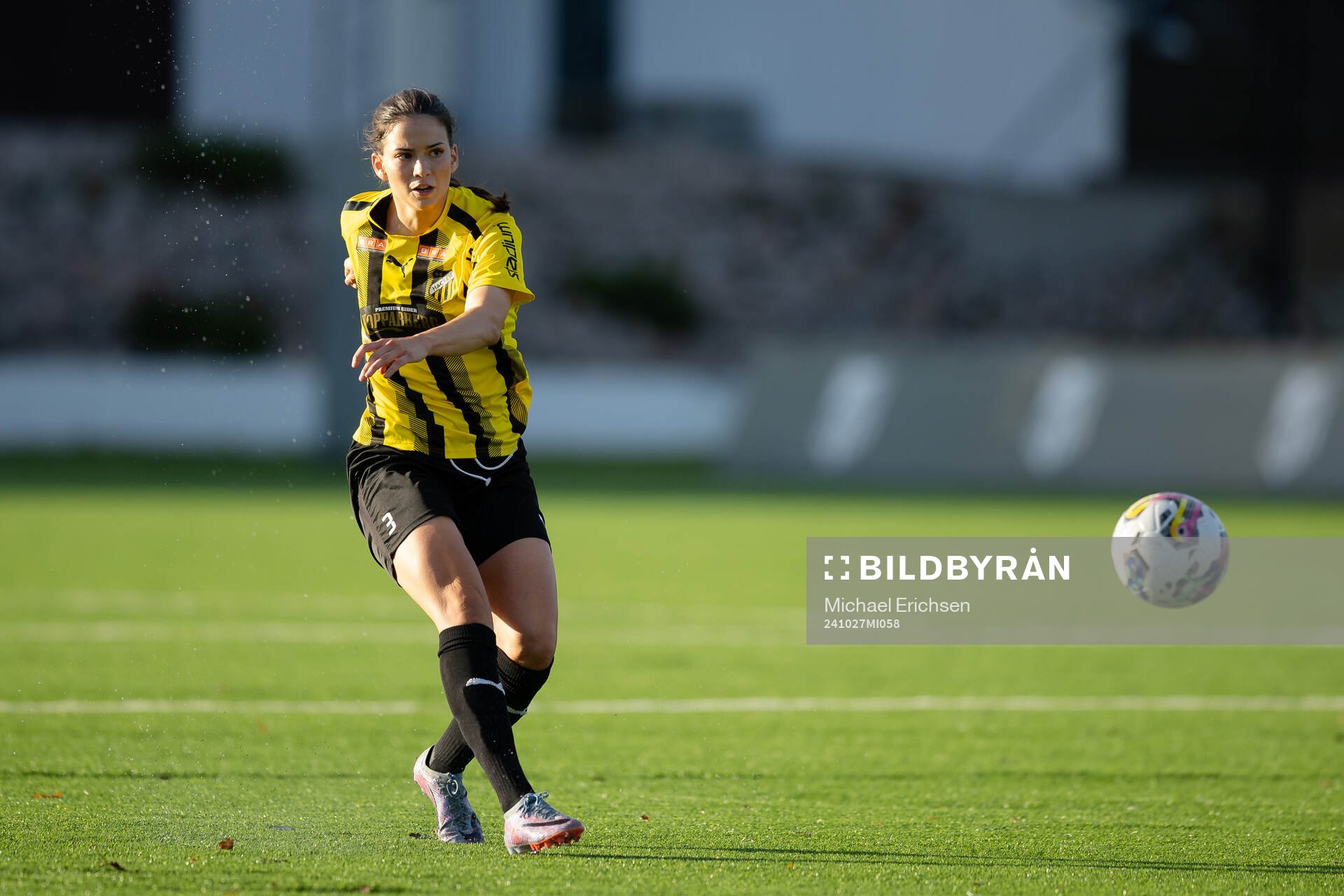 Häckens Andrea Simonovic skjuter 6-0 under fotbollsmatchen i Division 1 södra mellan Häcken och Rössö den 27 oktober 2024 i Göteborg. 

