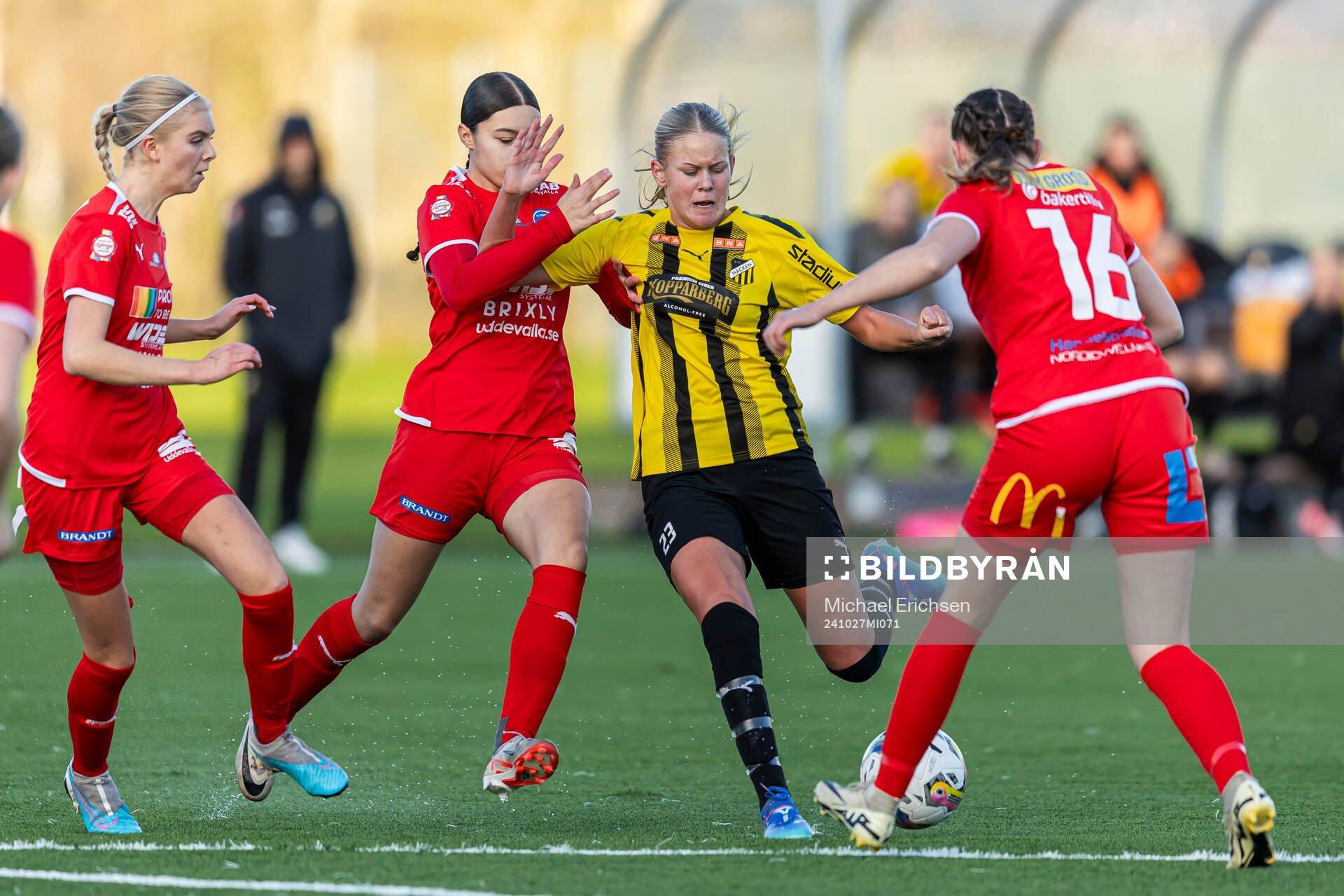 Rössös Alvina Salihi och Tilda Lehtinen och Häckens Tess Olausson under fotbollsmatchen i Division 1 södra mellan Häcken och Rössö den 27 oktober 2024 i Göteborg.