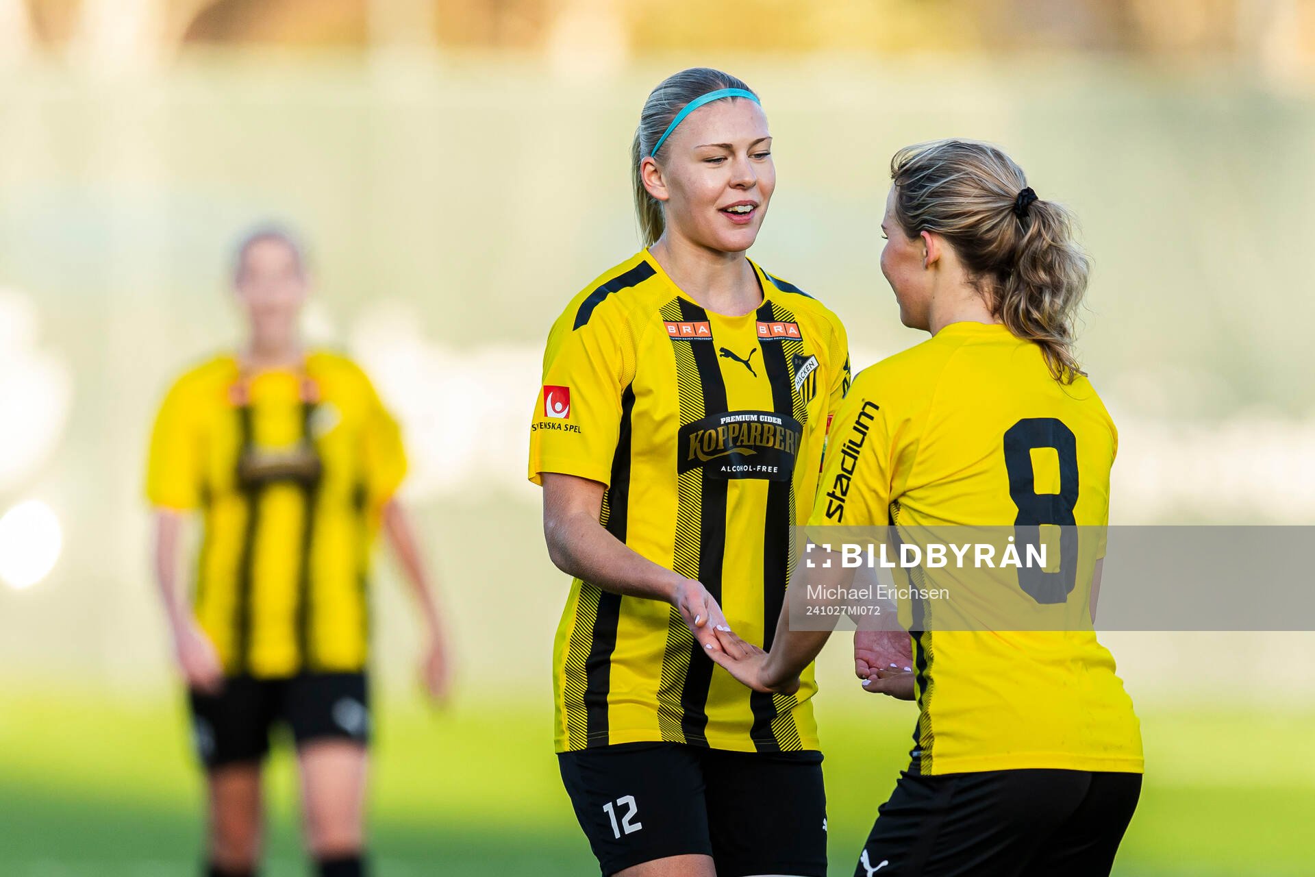 Häckens Nathalie Staaf och Matilda Larsson jublar efter 9-0 under fotbollsmatchen i Division 1 södra mellan Häcken och Rössö den 27 oktober 2024 i Göteborg.