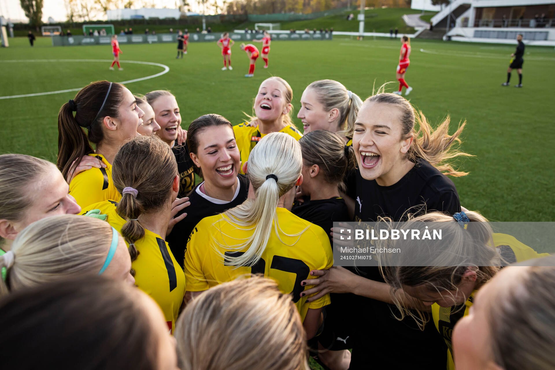 Häckens spelare jublar efter fotbollsmatchen i Division 1 södra mellan Häcken och Rössö den 27 oktober 2024 i Göteborg. 