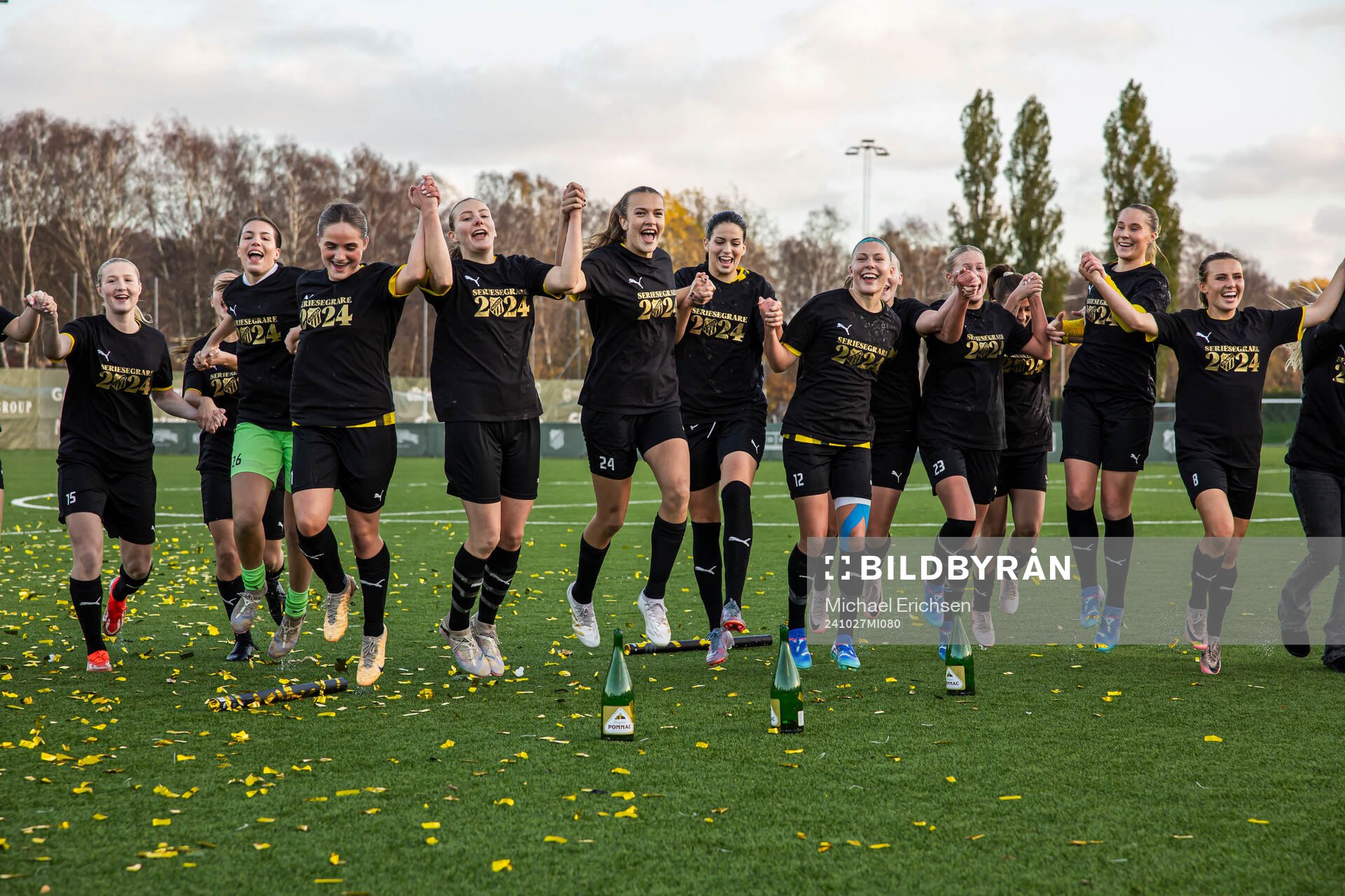 Häckens Bianca Hultbäck Nattland, Matilda Larsson och Tess Olausson jublar efter avancemanget till Elitettan efter fotbollsmatchen i Division 1 södra mellan Häcken och Rössö den 27 oktober 2024 i Göteborg.