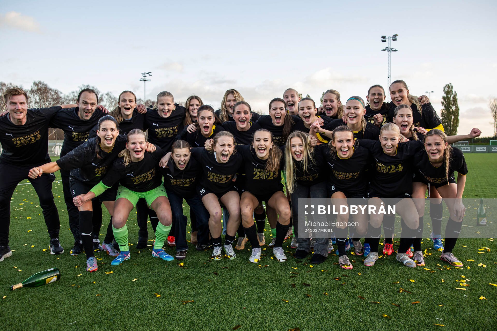 Häckens Andrea Simonovic, Kajsa Wallem, Jonna Rahm och Nathalie Staaf jublar efter avancemanget till Elitettan efter fotbollsmatchen i Division 1 södra mellan Häcken och Rössö den 27 oktober 2024 i Göteborg.
