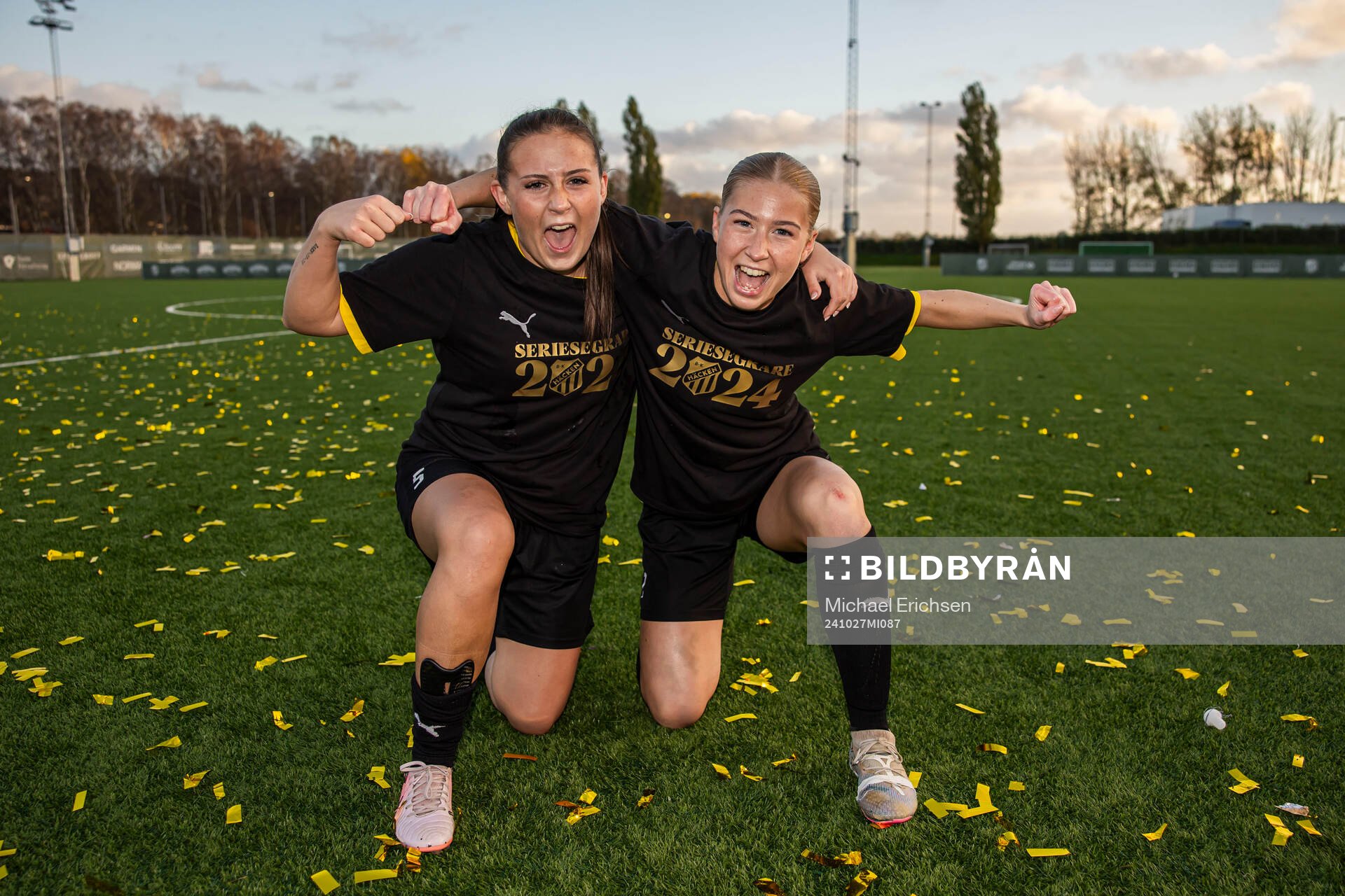Häckens Engla Lennartsson och Filippa Thunell jublar efter avancemanget till Elitettan efter fotbollsmatchen i Division 1 södra mellan Häcken och Rössö den 27 oktober 2024 i Göteborg.