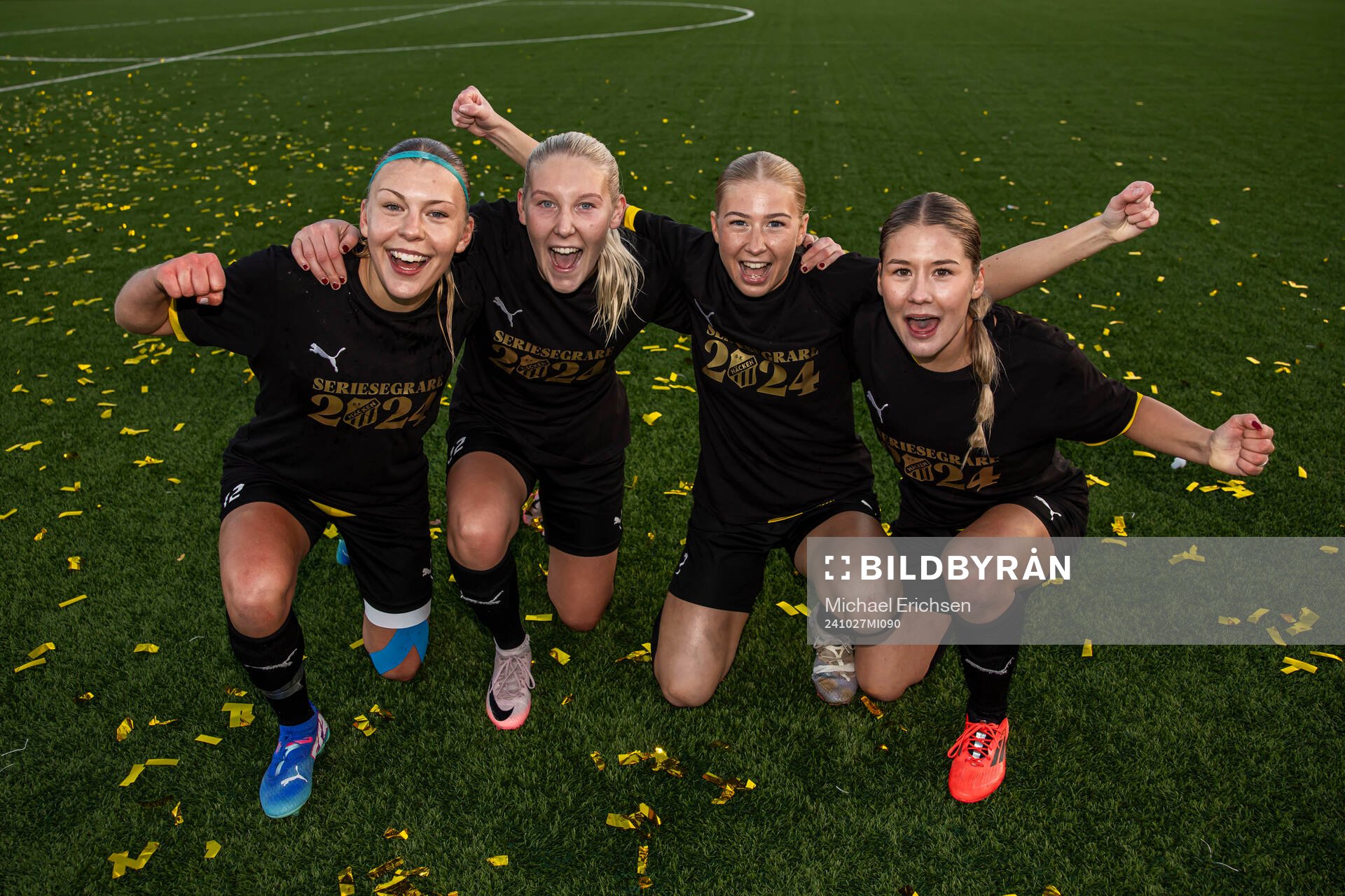 Häckens Matilda Larsson, Alice Lindqvist, Filippa Thunell och Novalie Jensen jublar efter avancemanget till Elitettan efter fotbollsmatchen i Division 1 södra mellan Häcken och Rössö den 27 oktober 2024 i Göteborg.