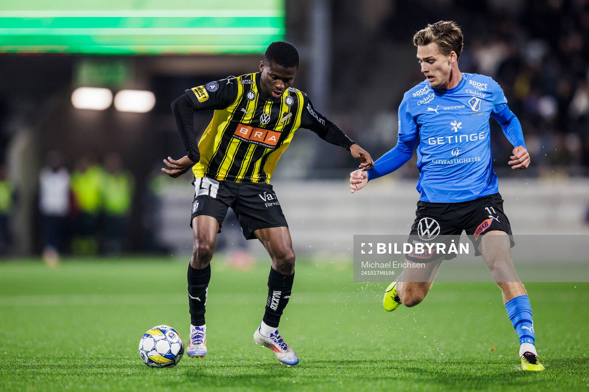 Häckens Akoua Romeo Amane och Halmstads Villiam Granath under fotbollsmatchen i Allsvenskan mellan Häcken och Halmstad den 27 oktober 2024 i Göteborg.