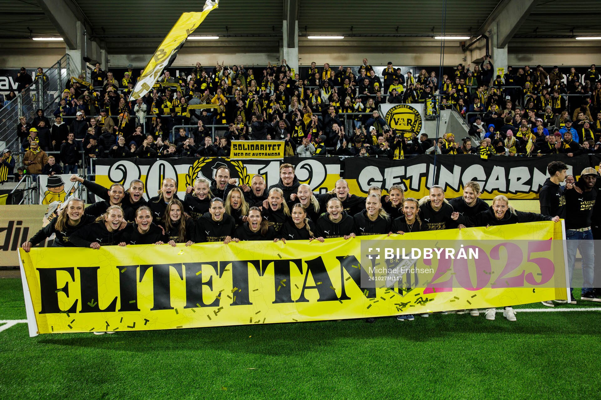 Häckens spelare jublar framför sina supportrar