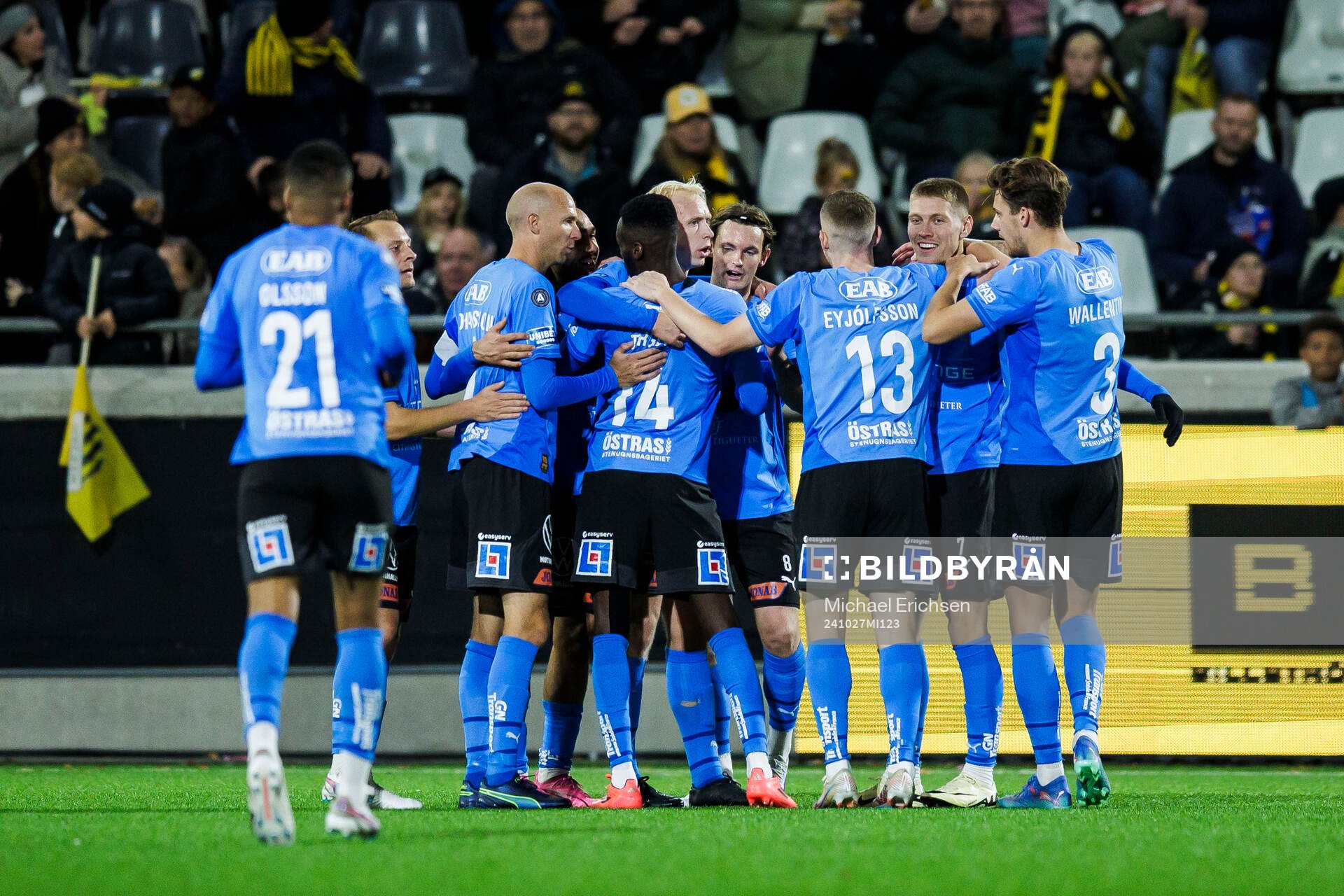 Halmstads Blair Sebastian Turgott jublar med lagkamrater