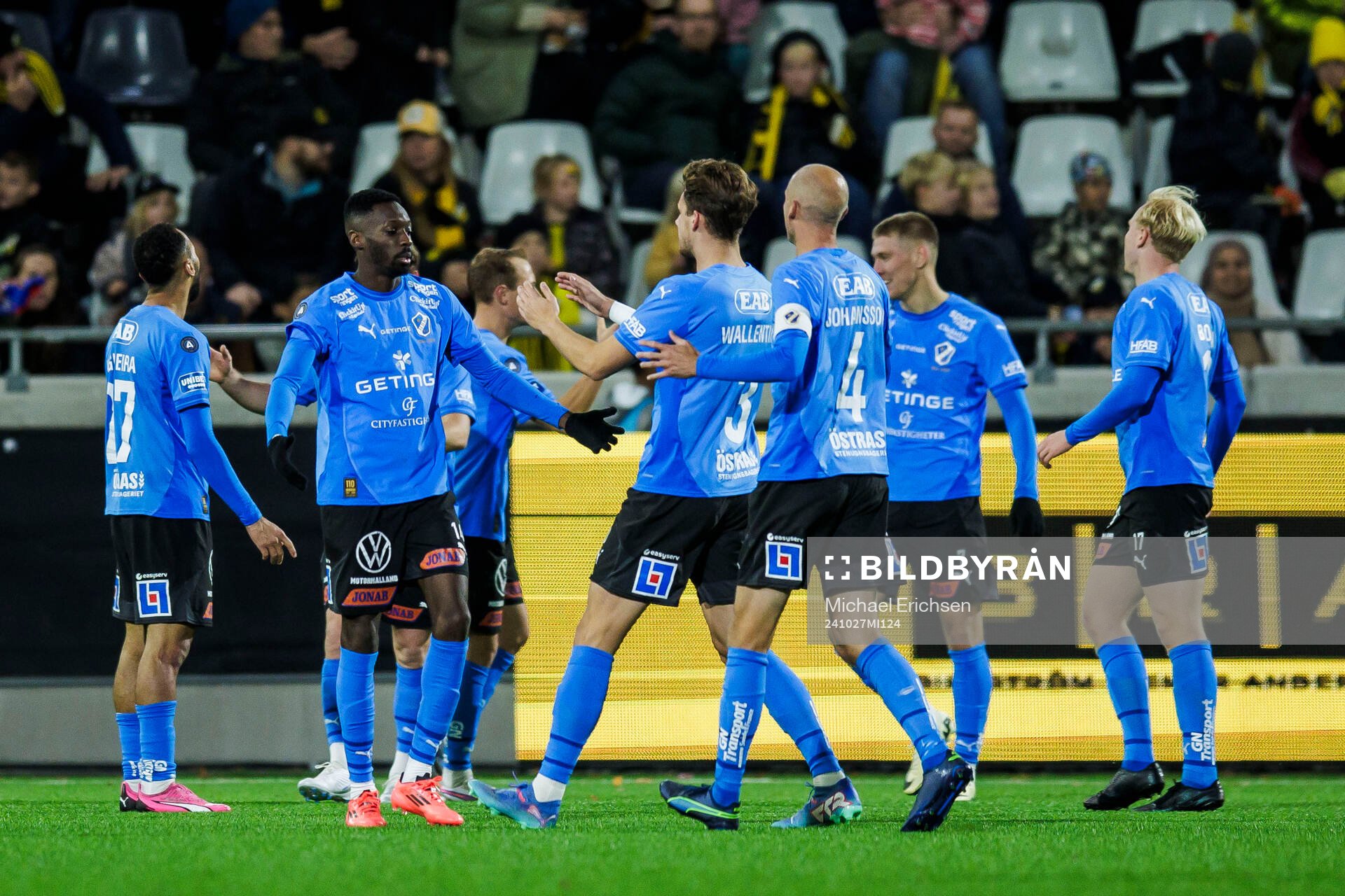 Halmstads Blair Sebastian Turgott jublar med lagkamrater