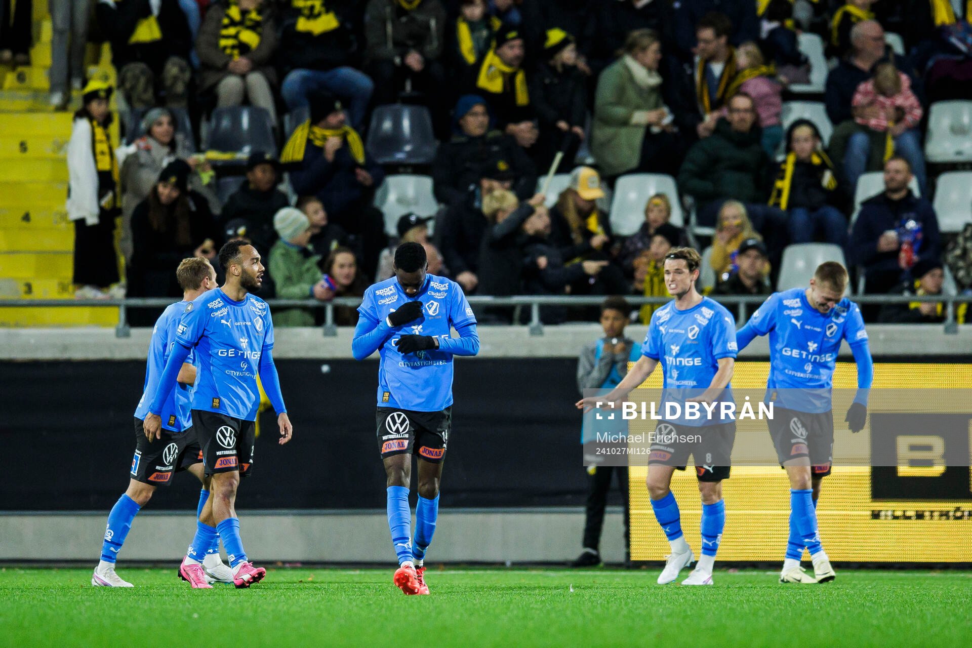 Halmstads Blair Sebastian Turgott jublar med lagkamrater