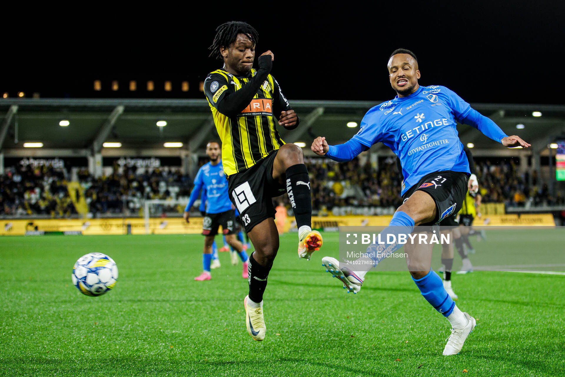 Häckens Jeremy Agbonifo och Halmstads Marcus Olsson