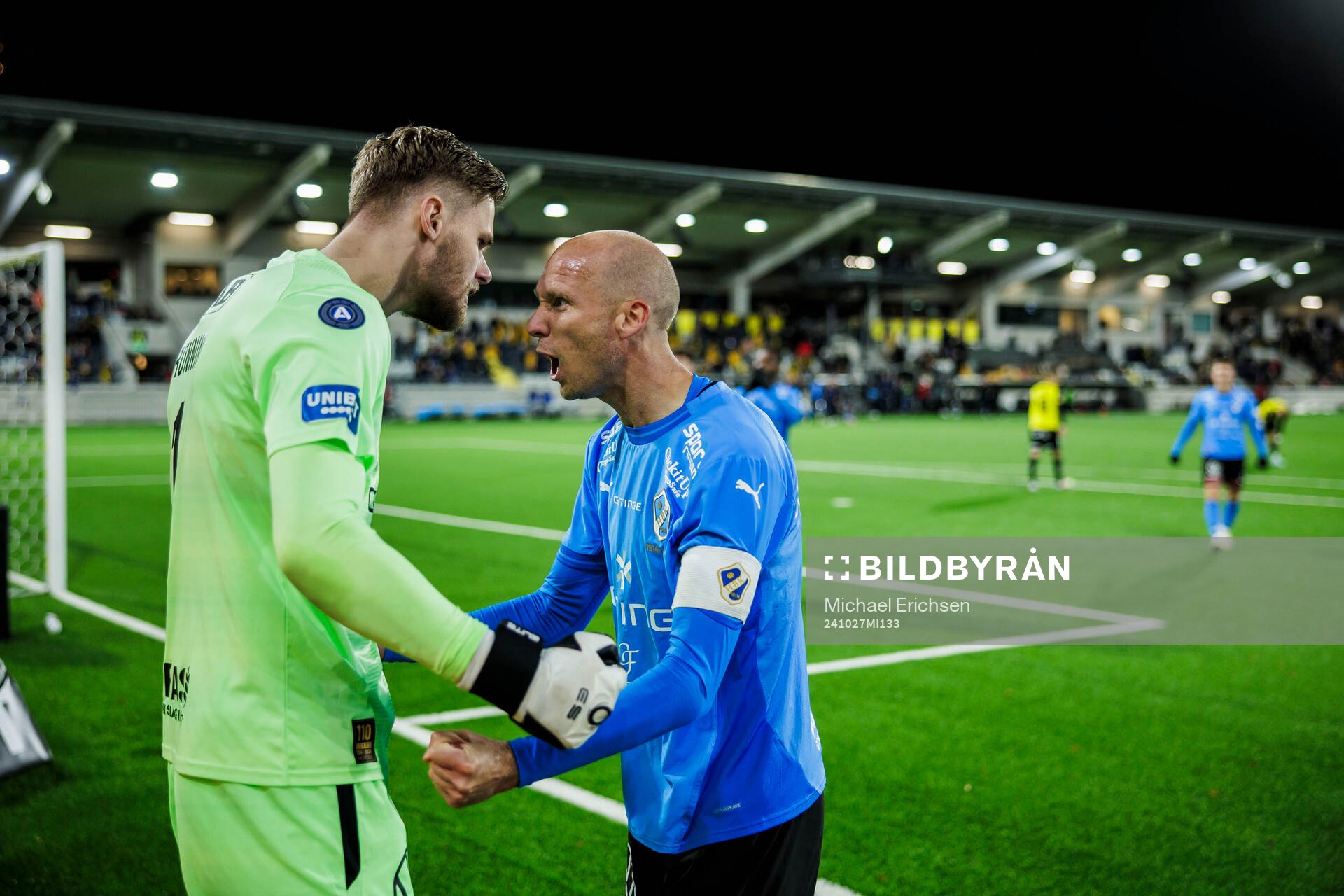 Halmstads målvakt Tim Rönning och Andreas Johansson jublar