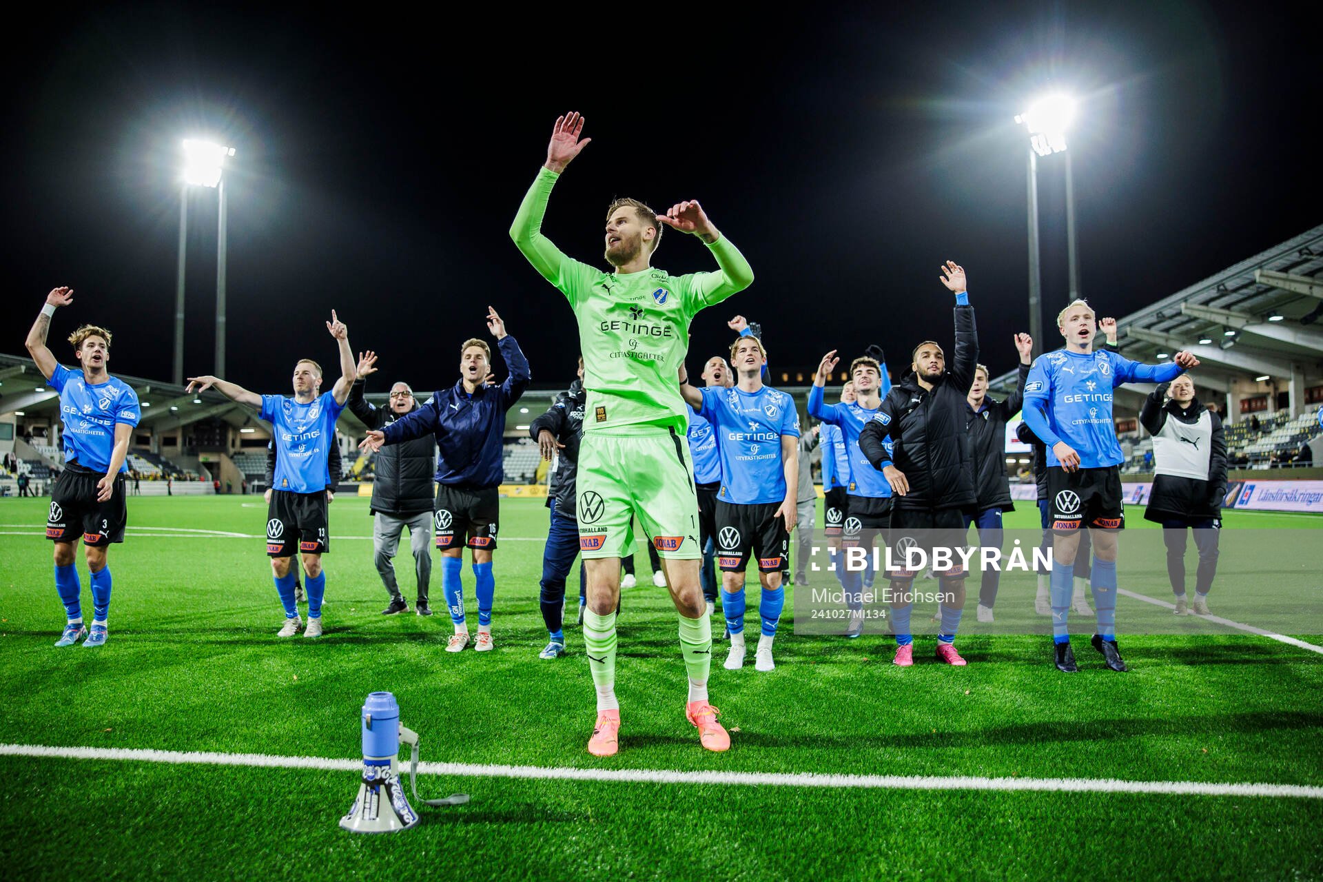 Halmstads målvakt Tim Rönning jublar