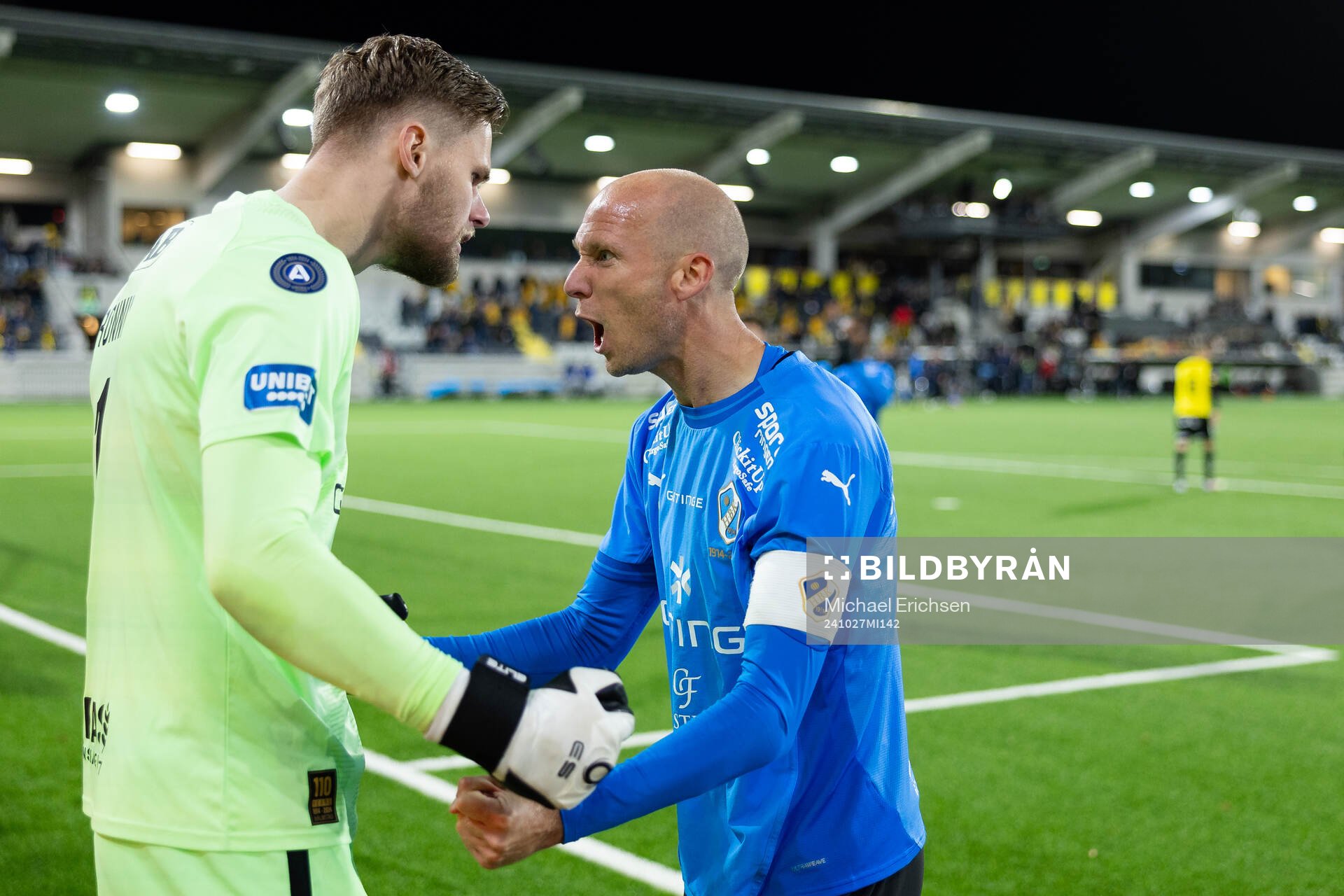 Halmstads målvakt Tim Rönning och Andreas Johansson jublar