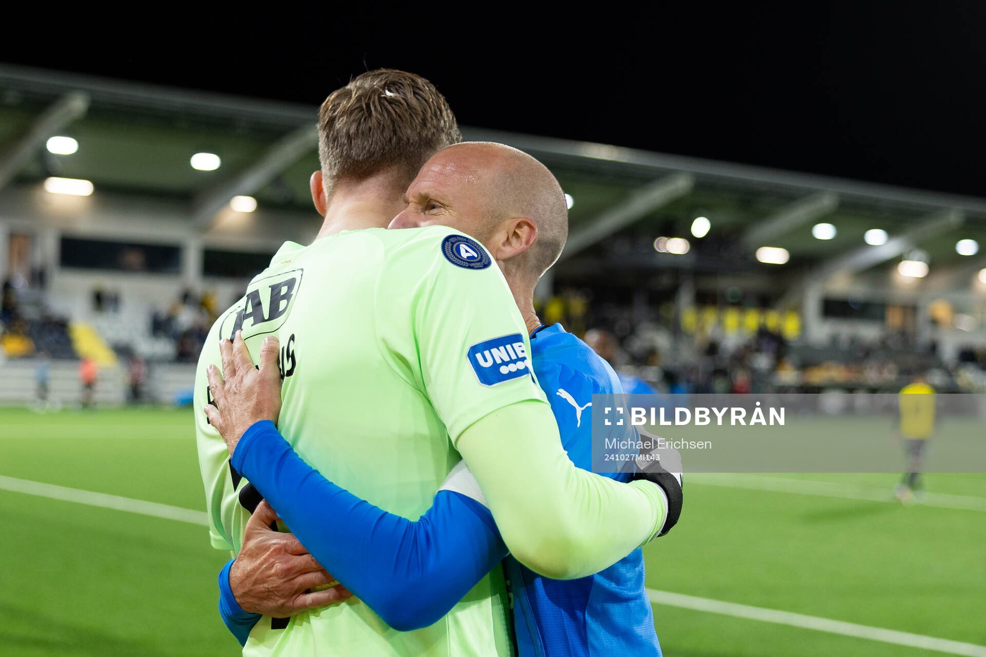 Halmstads målvakt Tim Rönning och Andreas Johansson jublar