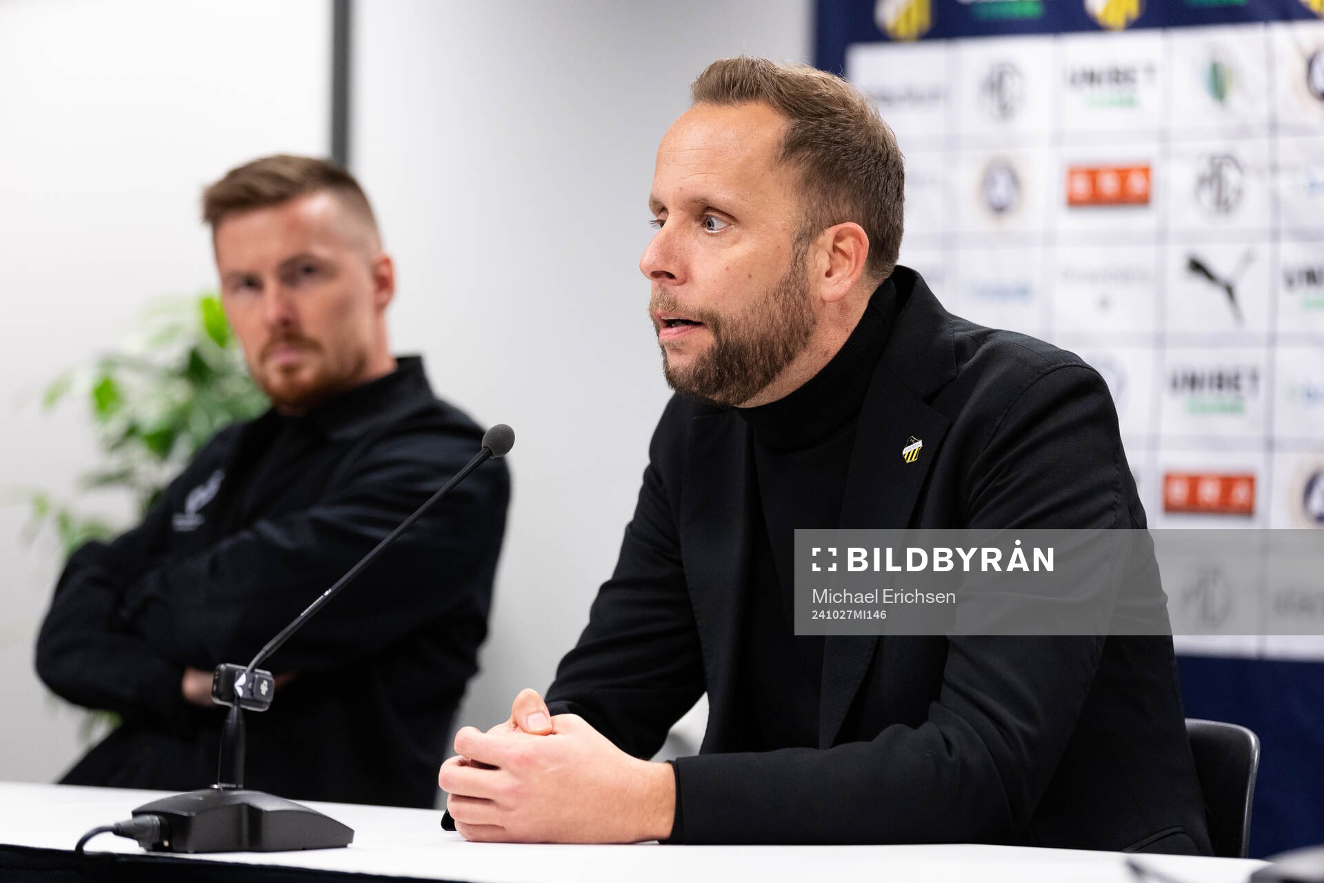 Häckens tränare Joop Oosterveld på presskonferensen