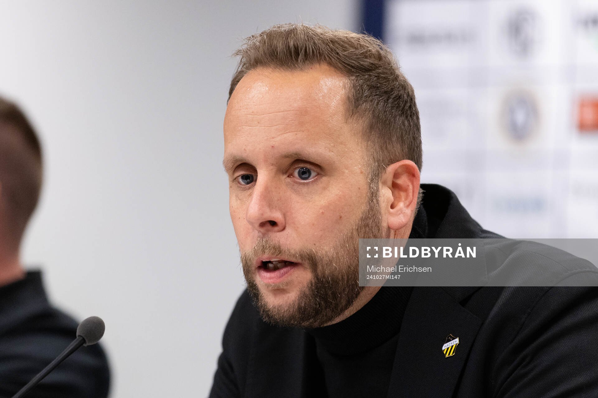 Häckens tränare Joop Oosterveld på presskonferensen