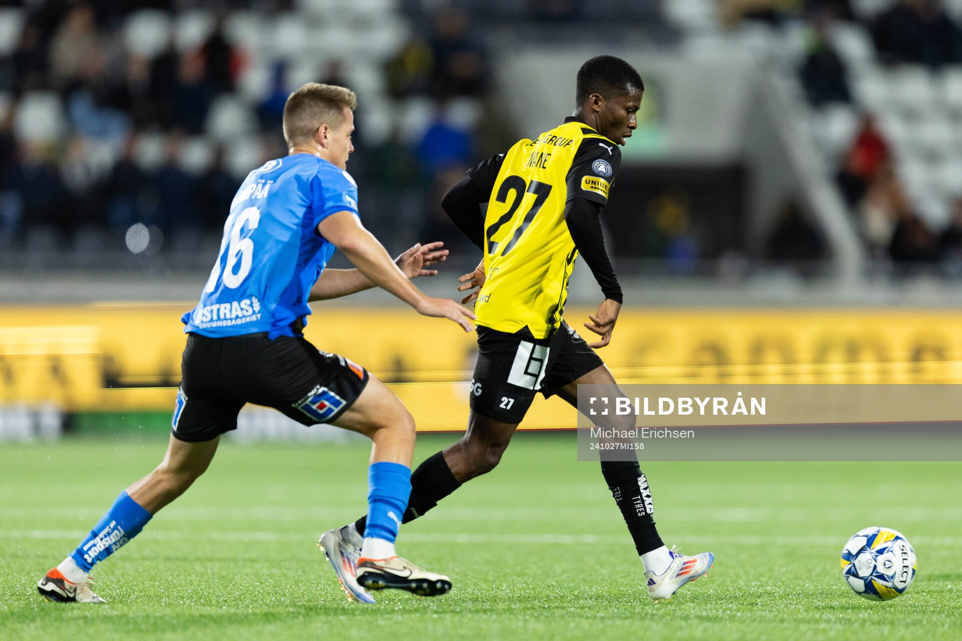 Halmstads Niilo Mäenpää och Häckens Akoua Romeo Amane