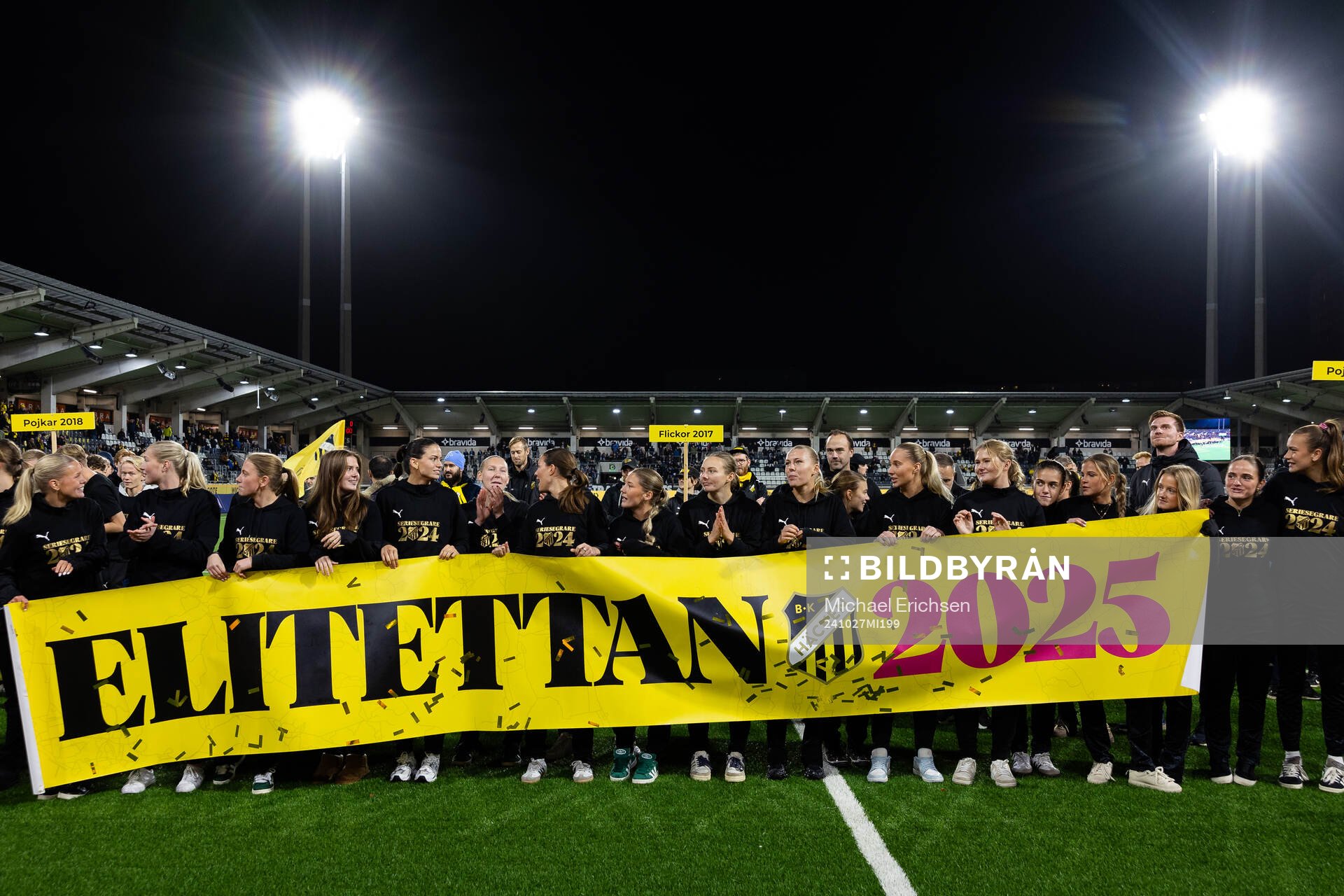 Häckens spelare jublar framför sina supportrar