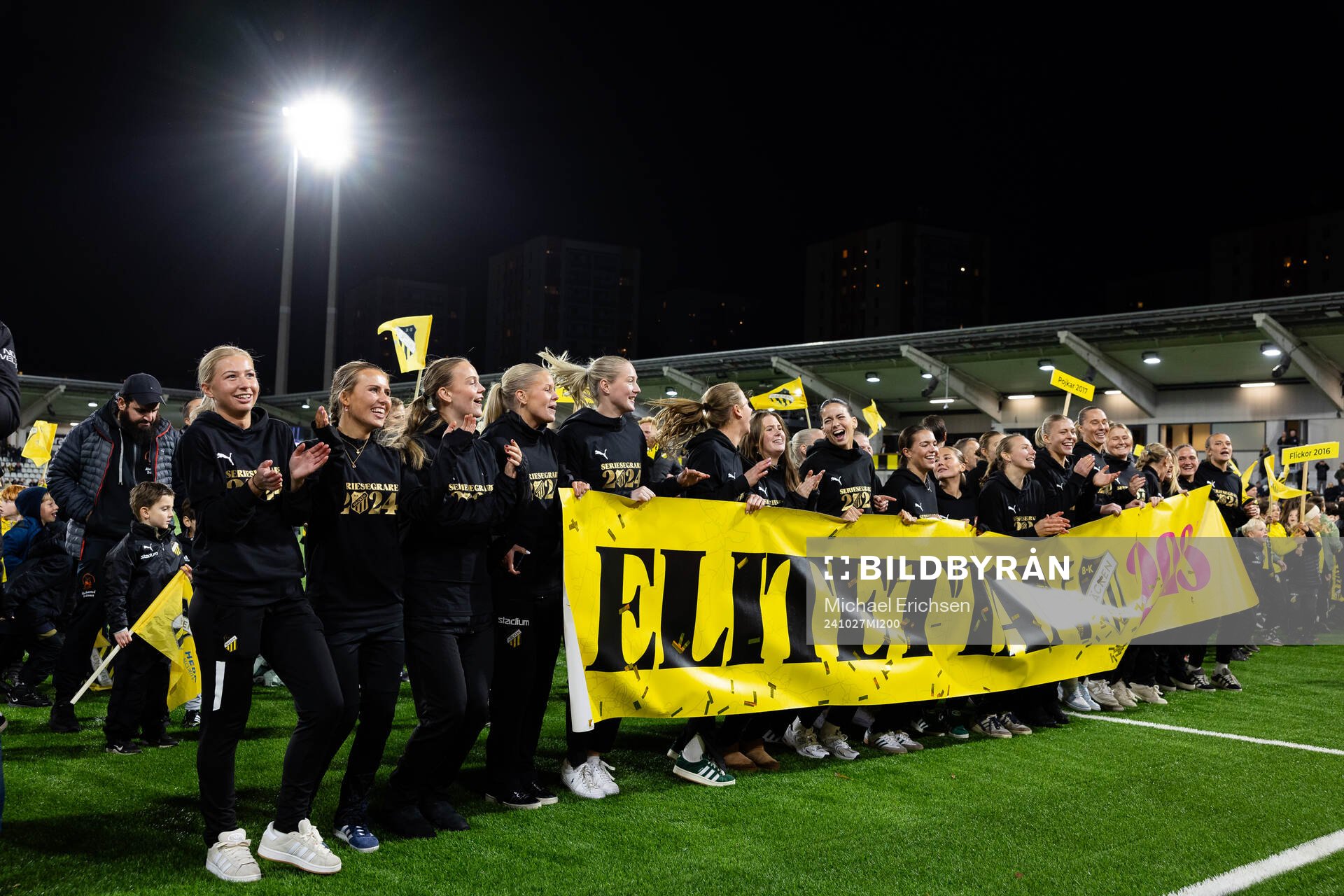 Häckens spelare jublar framför sina supportrar