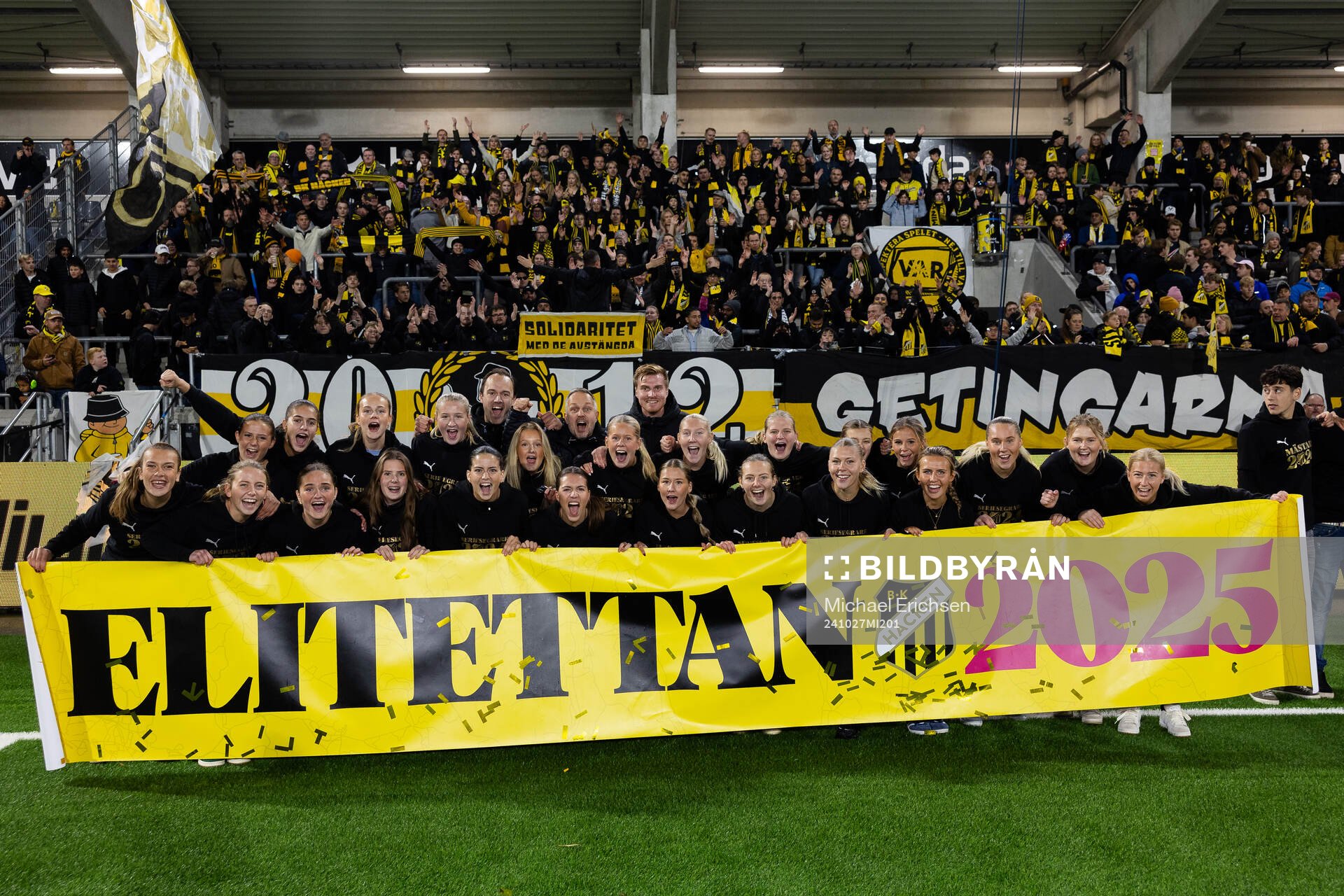 Häckens spelare jublar framför sina supportrar