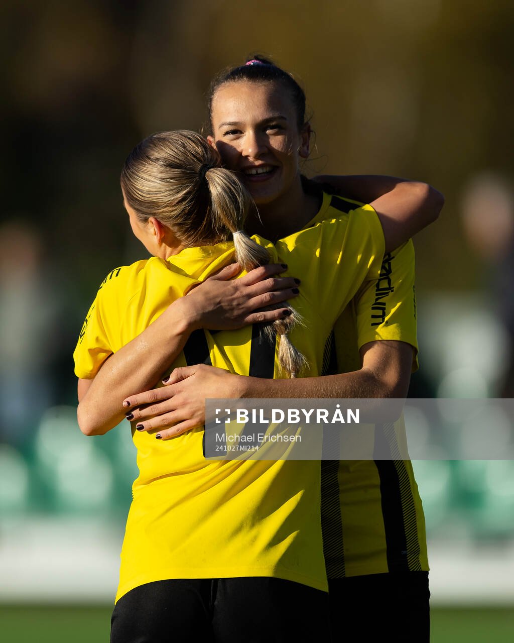 Häckens Bianca Hultbäck Nattland jublar ihop med Novalie