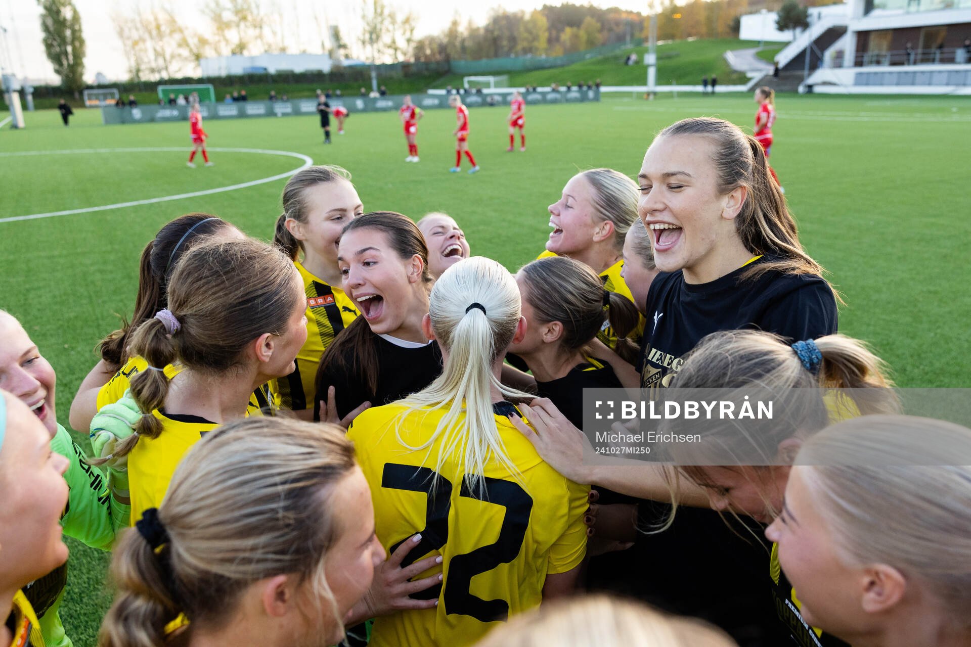 Häckens spelare jublar efter avancemanget till Elitettan efter fotbollsmatchen i Division 1 södra mellan Häcken och Rössö den 27 oktober 2024 i Göteborg.