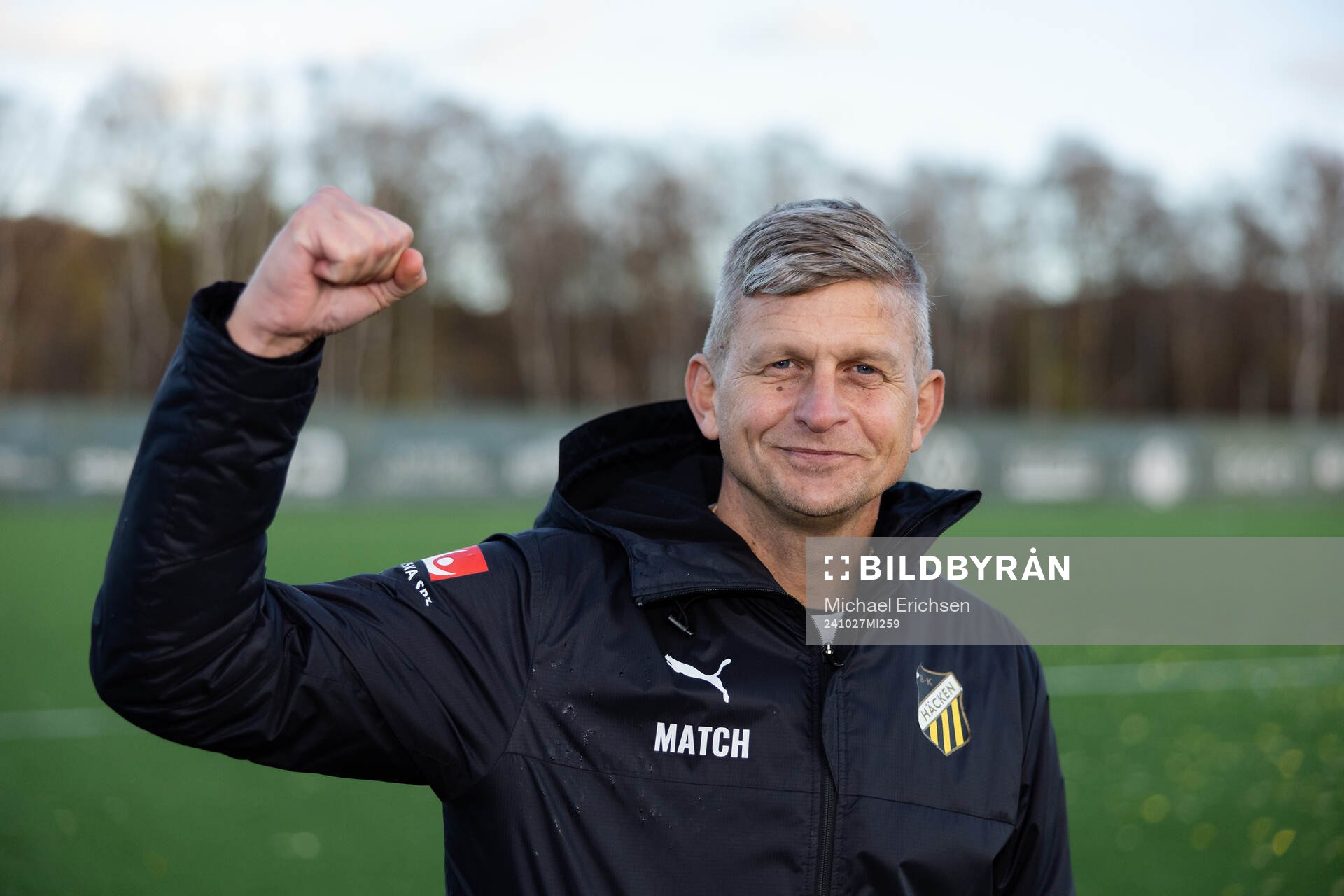 Häckens tränare Mikael Olausson jublar