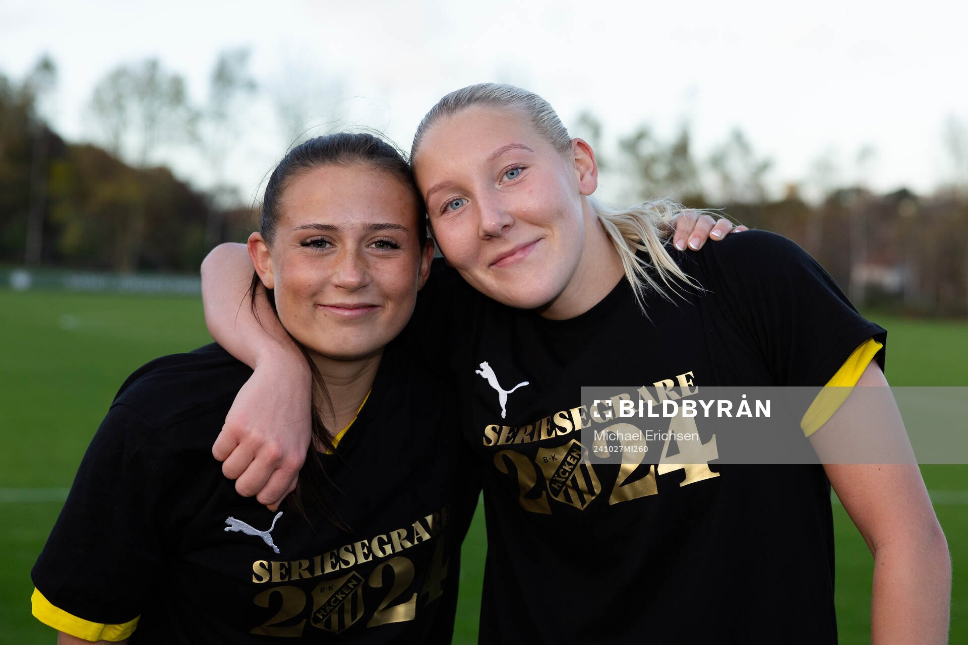 Häckens Engla Lennartsson och Alice Lindqvist jublar efter avancemanget till Elitettan efter fotbollsmatchen i Division 1 södra mellan Häcken och Rössö den 27 oktober 2024 i Göteborg.