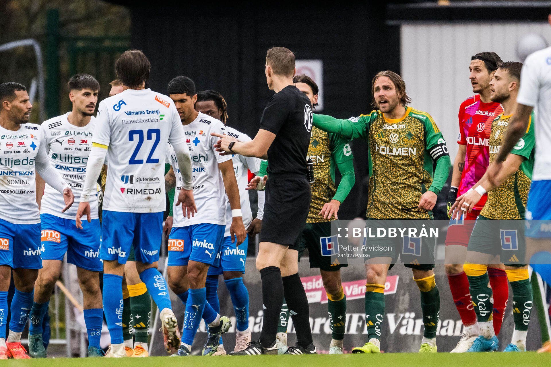 Domare Oscar Johnson och IFK Norrköpings Christoffer Nyman
