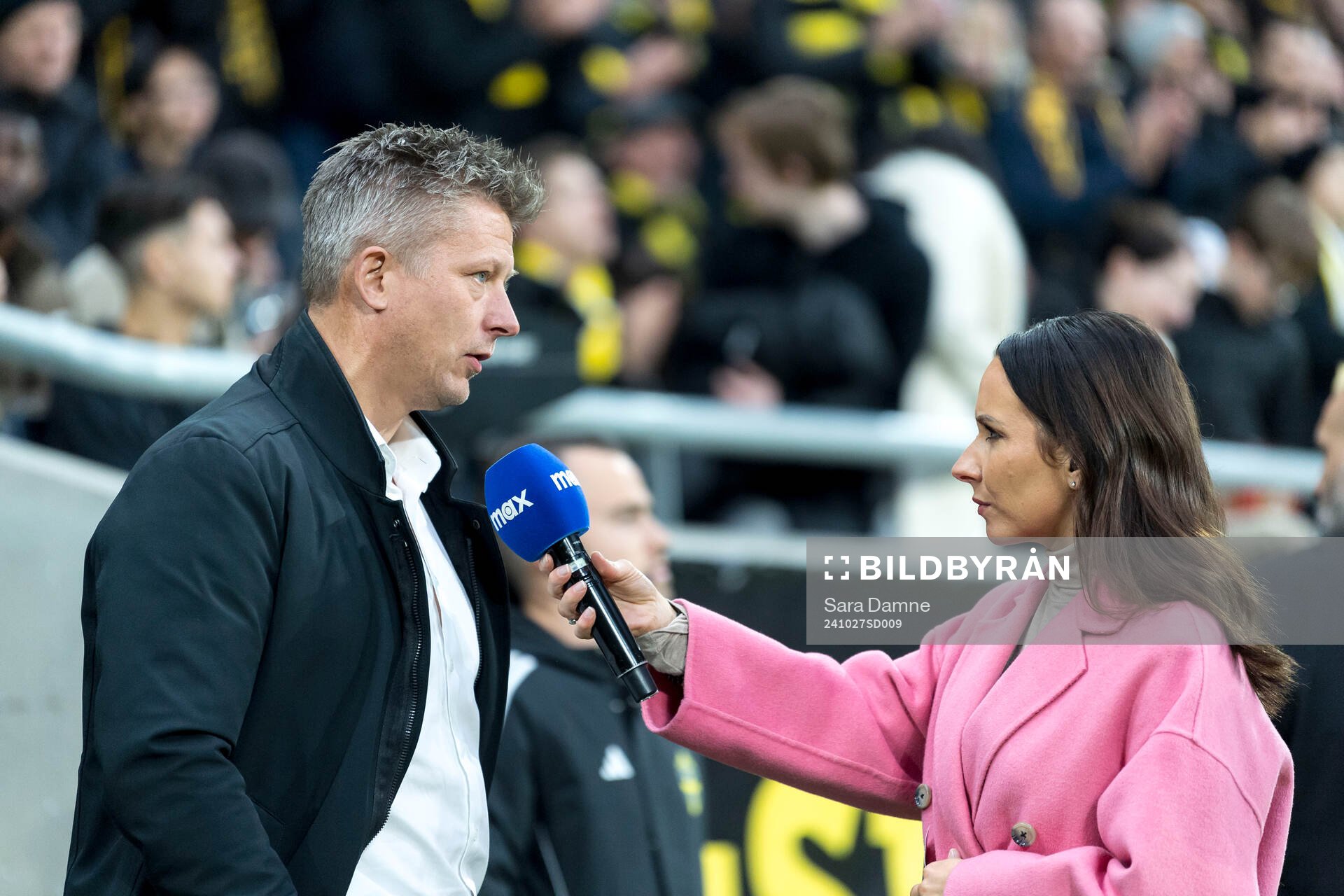 AIKs tränare Mikkjal Thomassen blir intervjuad