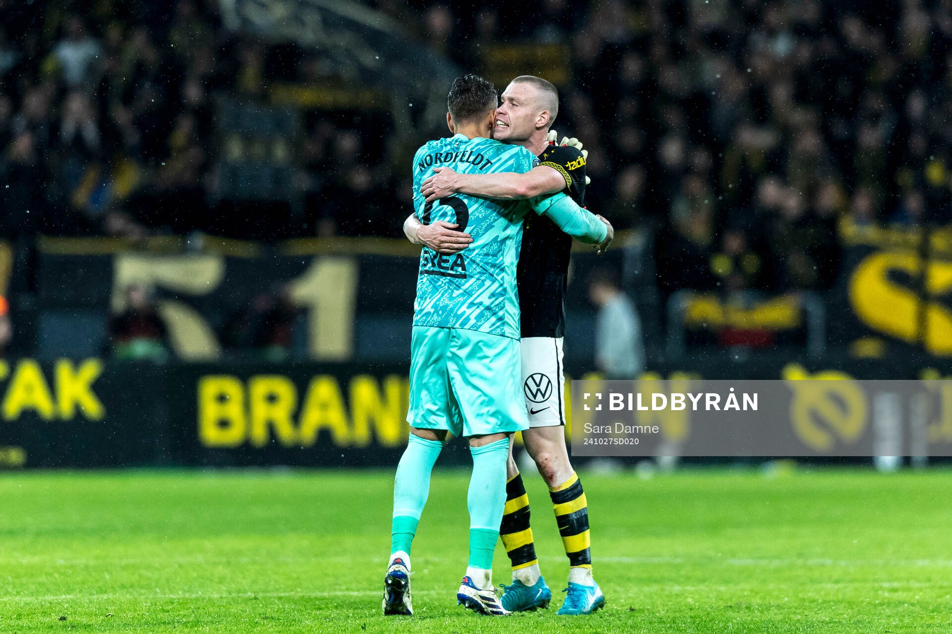 AIKs målvakt Kristoffer Nordfeldt och Thomas Poppler Isherwood jublar under fotbollsmatchen i Allsvenskan mellan AIK och Elfsborg den 27 oktober 2024 i Stockholm. 